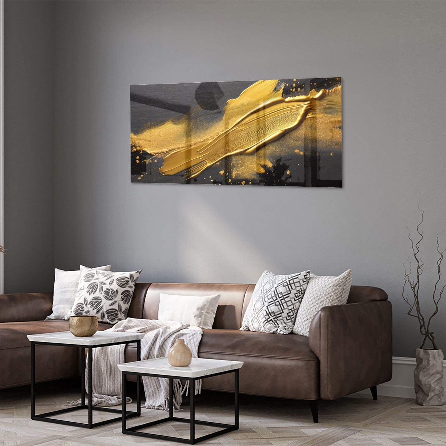 Modern glazen schilderij met gouden strepen op een zwarte achtergrond.