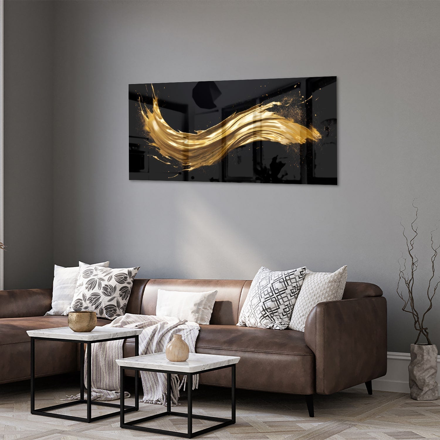 Glas schilderij met gouden glans op een zwarte achtergrond, hangend aan de muur.