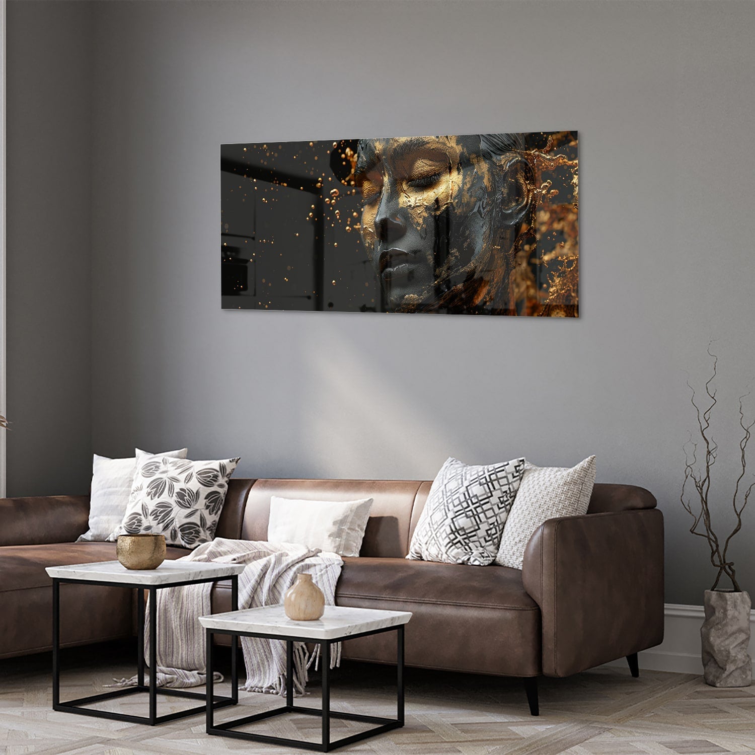 Glazen schilderij met een gouden vrouwelijk portret aan de muur