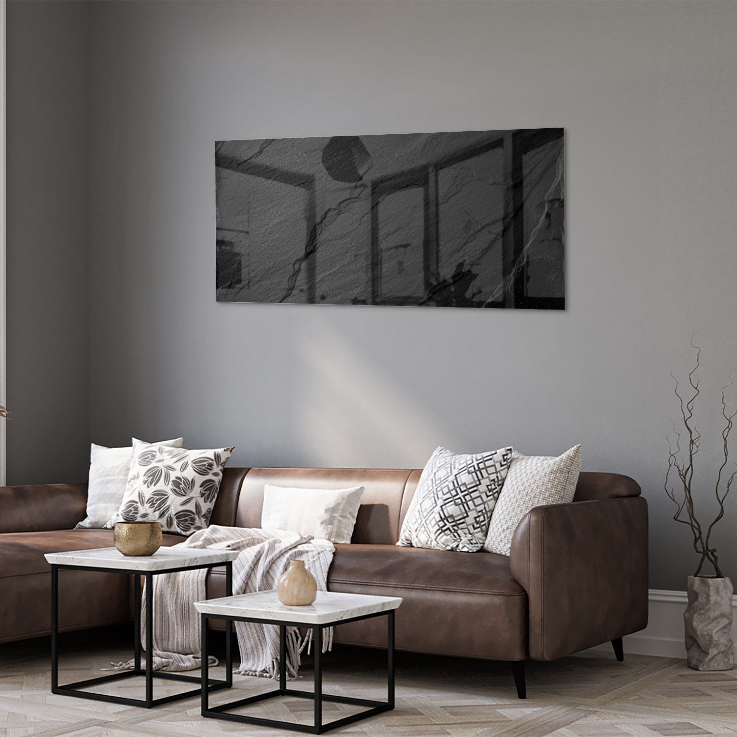 Modern glazen schilderij met abstracte zwart-witte patronen aan de muur.