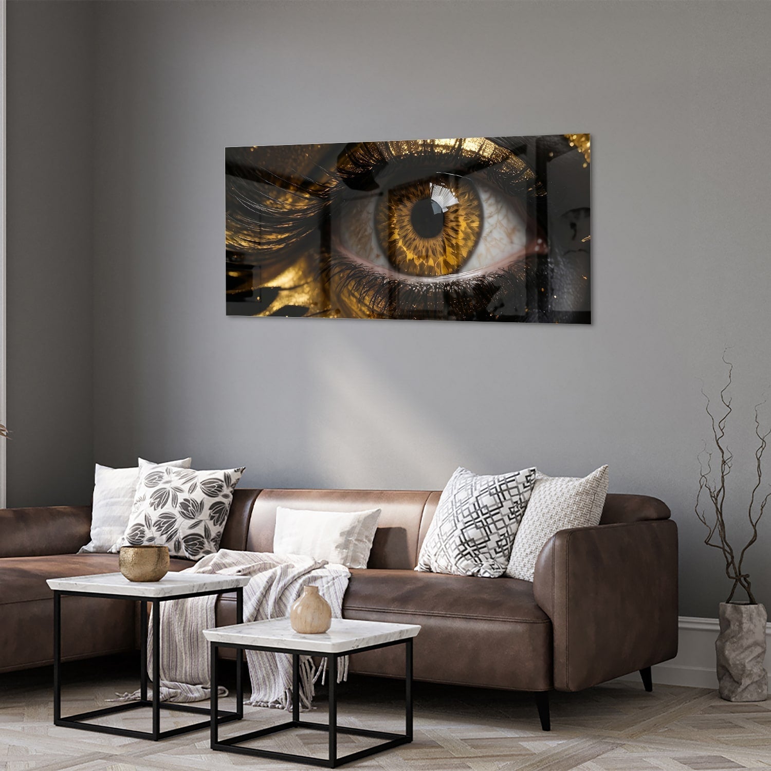 Glazen schilderij van een gouden oog op een zwarte achtergrond, hangt aan de muur.
