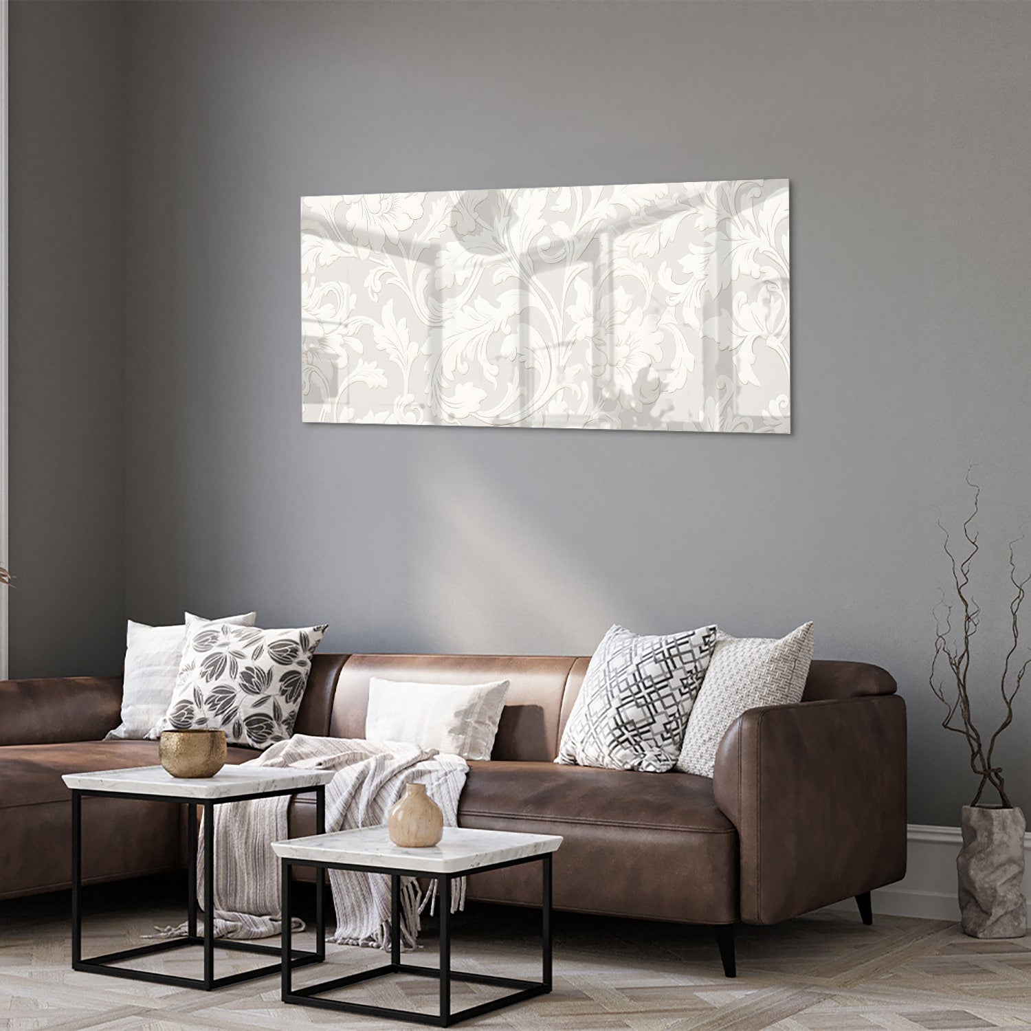 Glazen schilderij met subtiel bloemmotief aan de muur in een lichte woonkamer