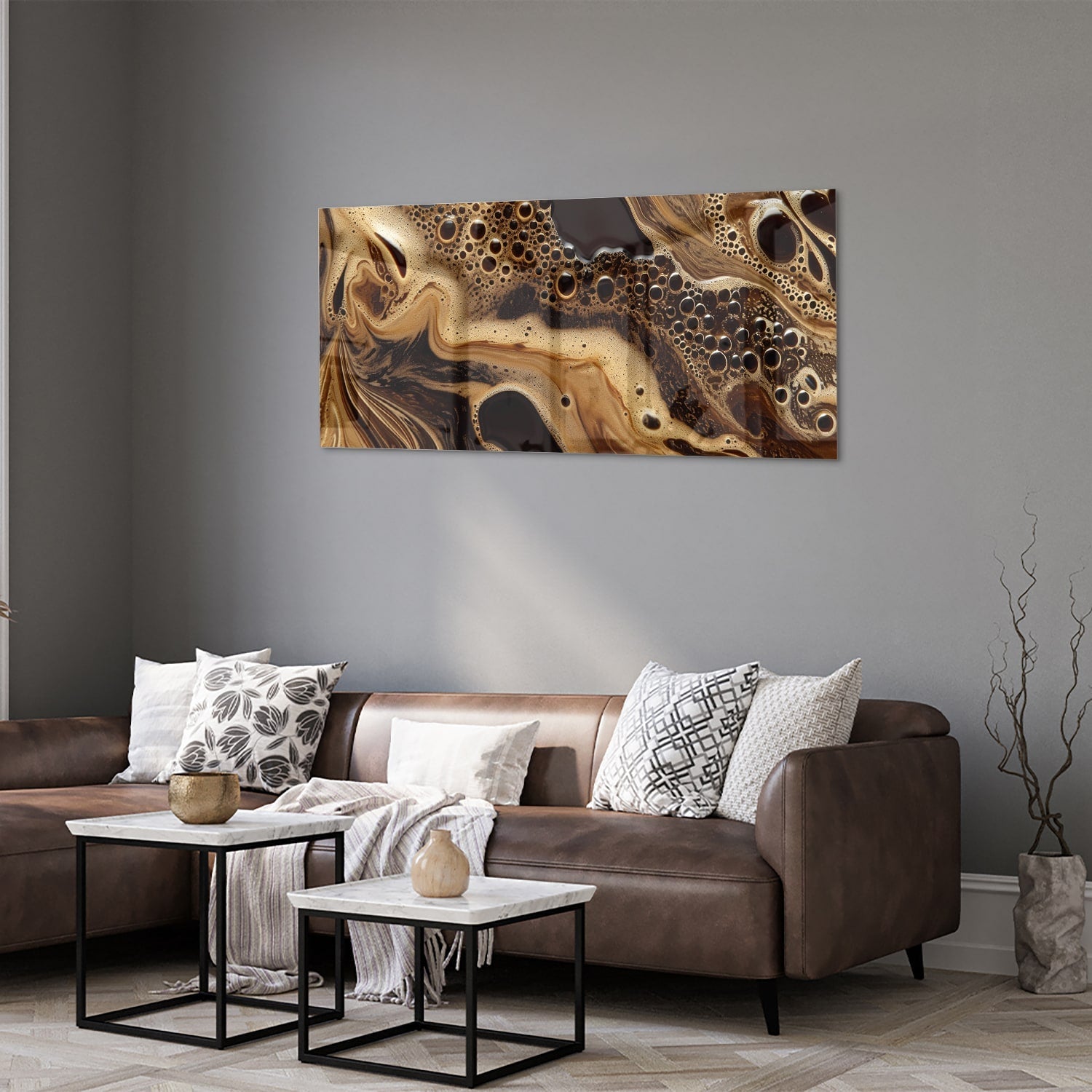 Abstract glazen schilderij met aardse kleuren en organische vormen, geschikt voor moderne interieurs.