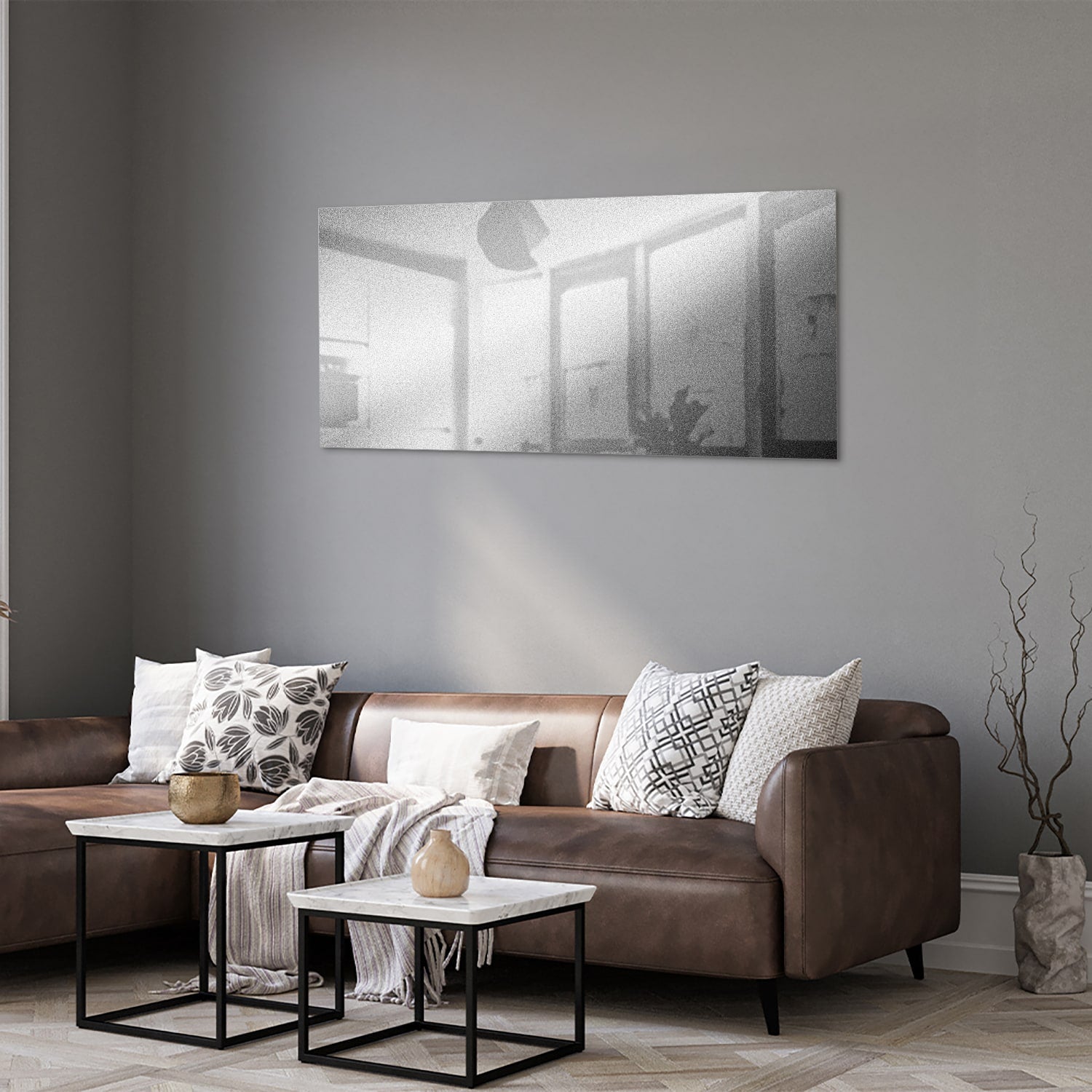 Minimalistisch glazen schilderij met reflecties in een sfeervolle kamer