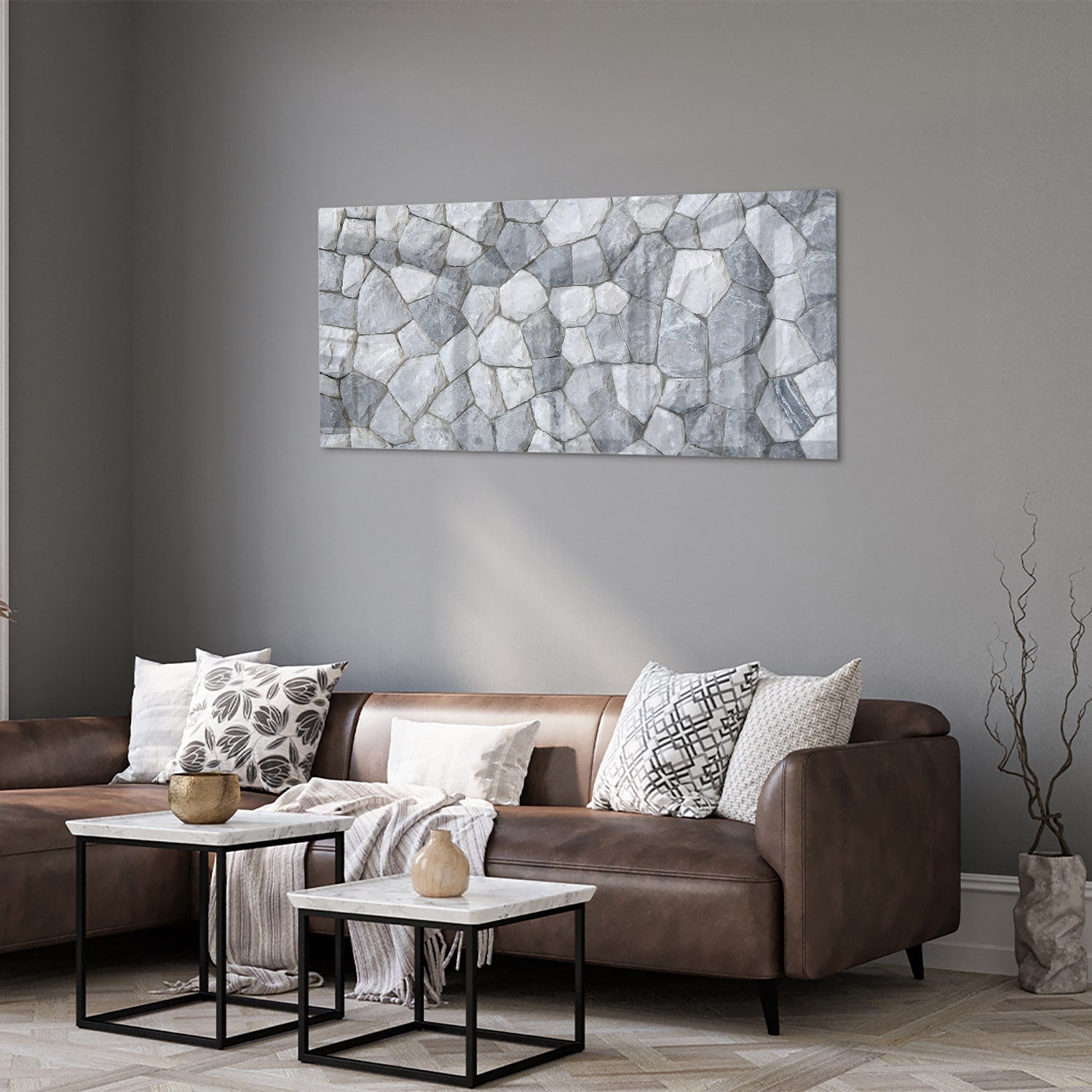 Glazen schilderij met een patroon van grijze stenen in een sfeervol interieur