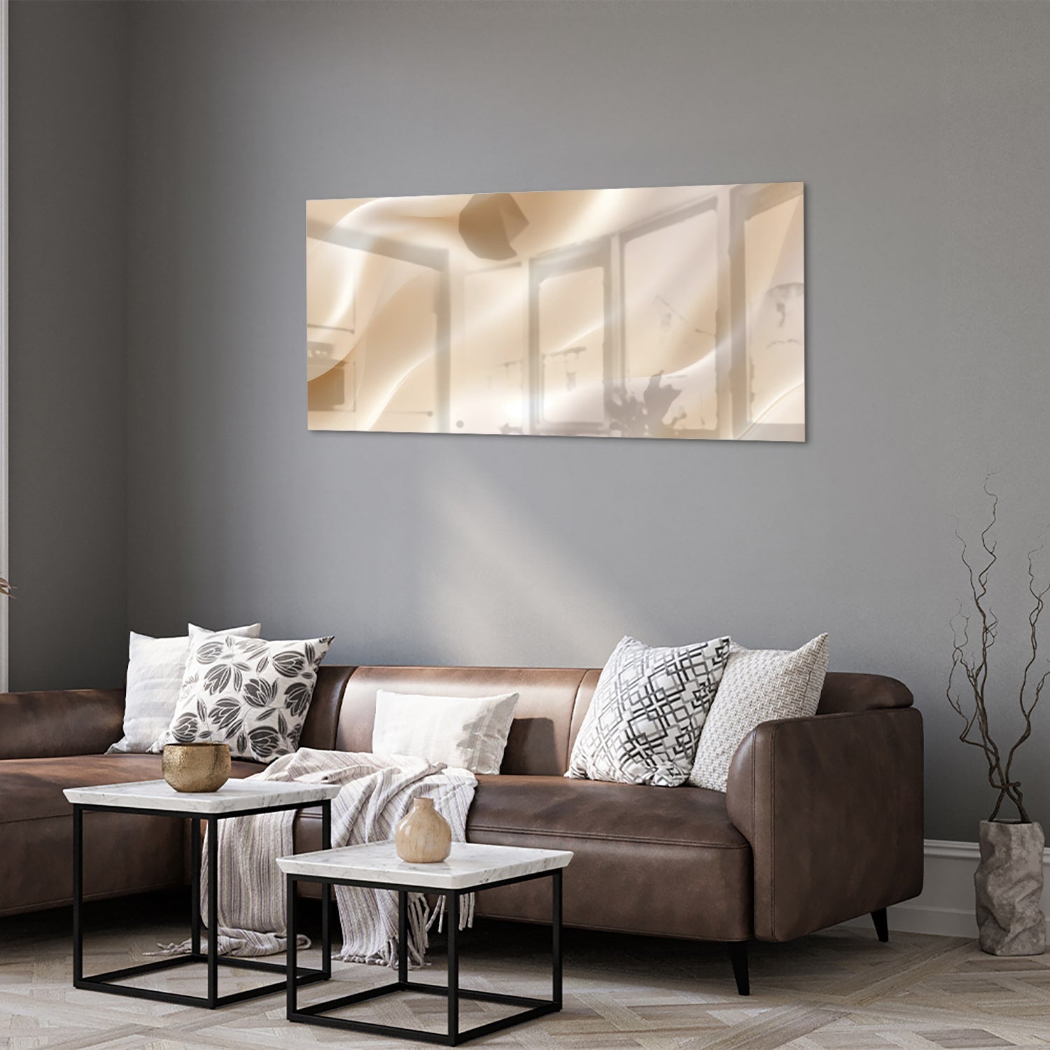 Minimalistisch glazen schilderij met warme tinten in een moderne woonkamer.
