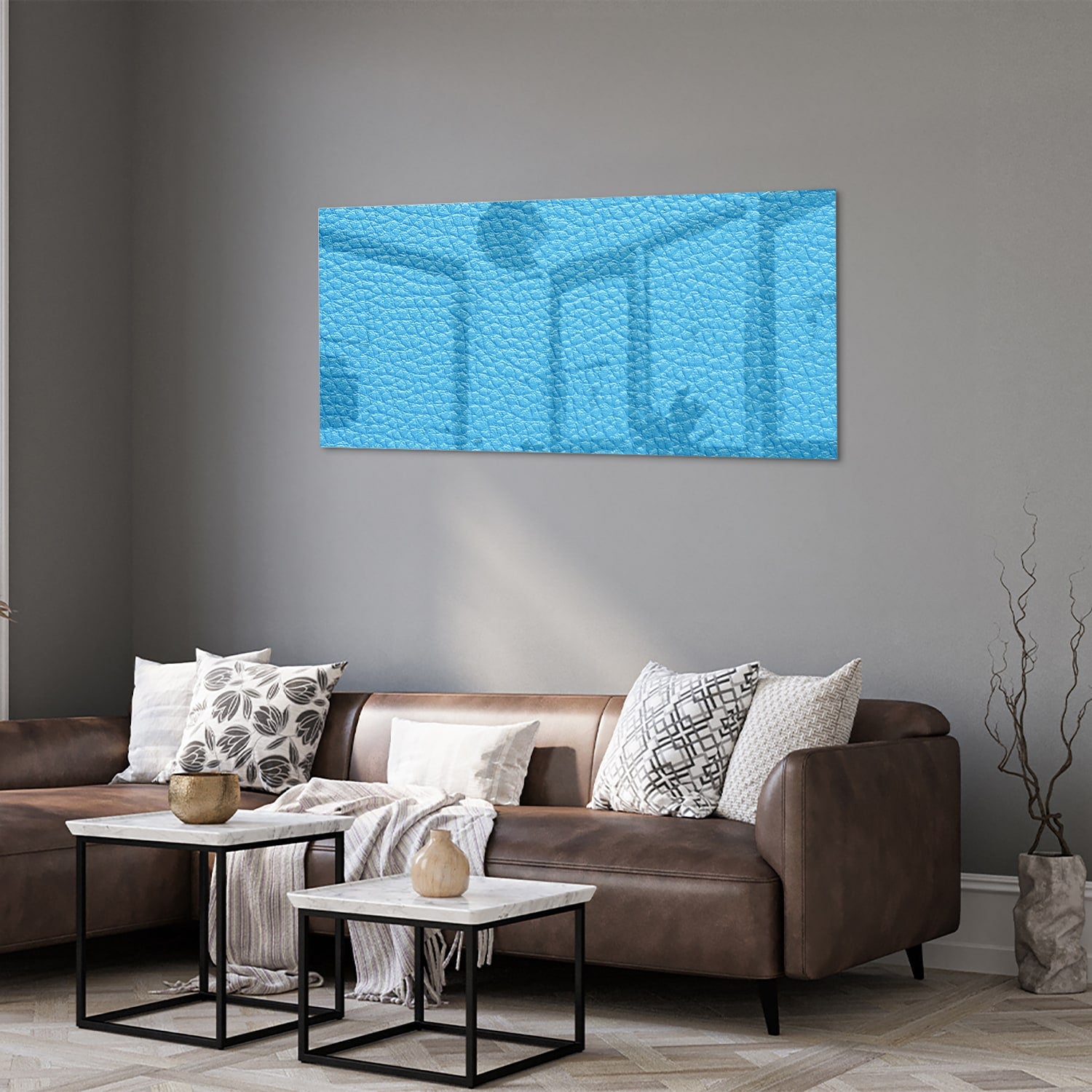 Blauw glazen schilderij met unieke textuur aan de muur in een moderne woonkamer