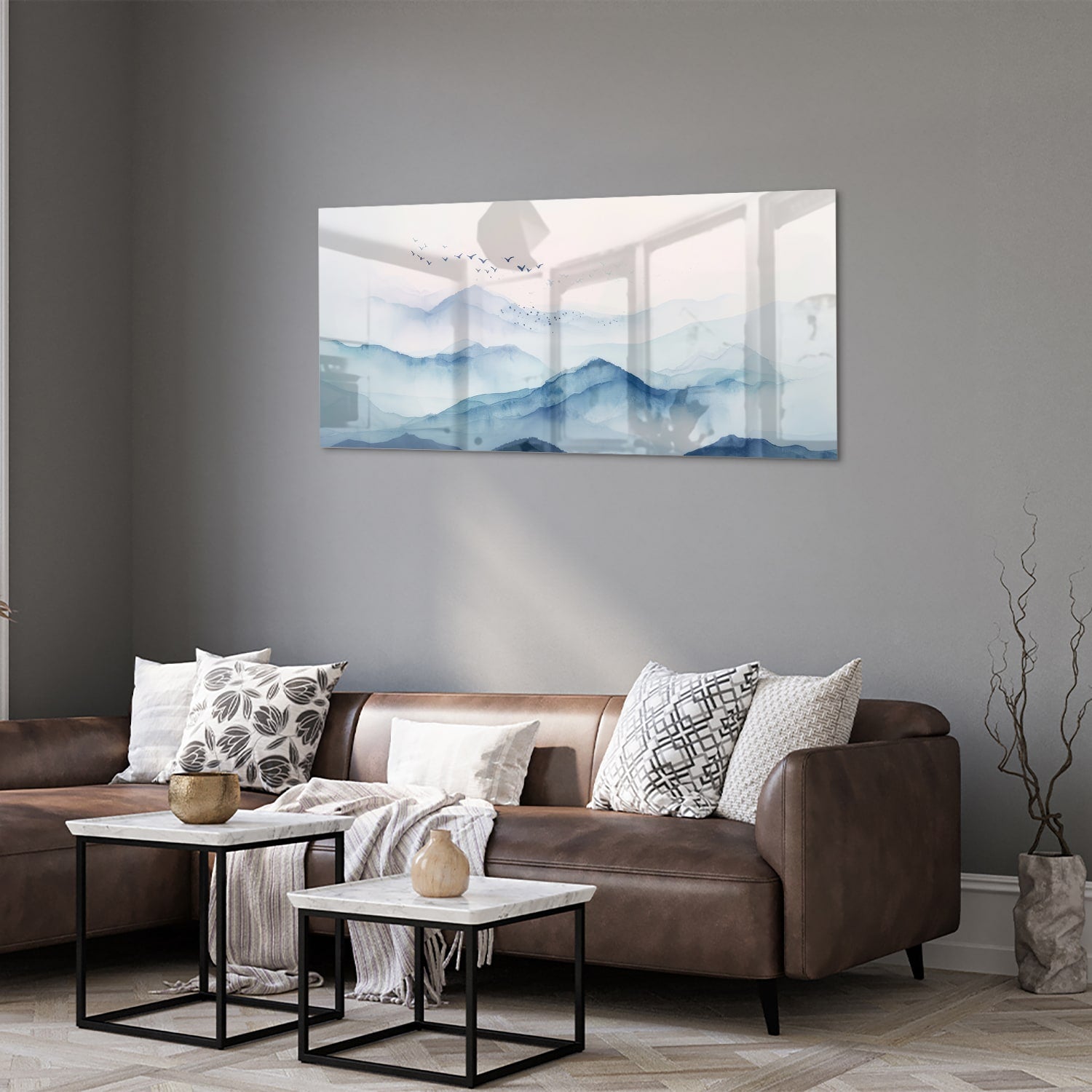 Glazen schilderij met blauwe bergen en pastelhemel, ideaal voor wanddecoratie.