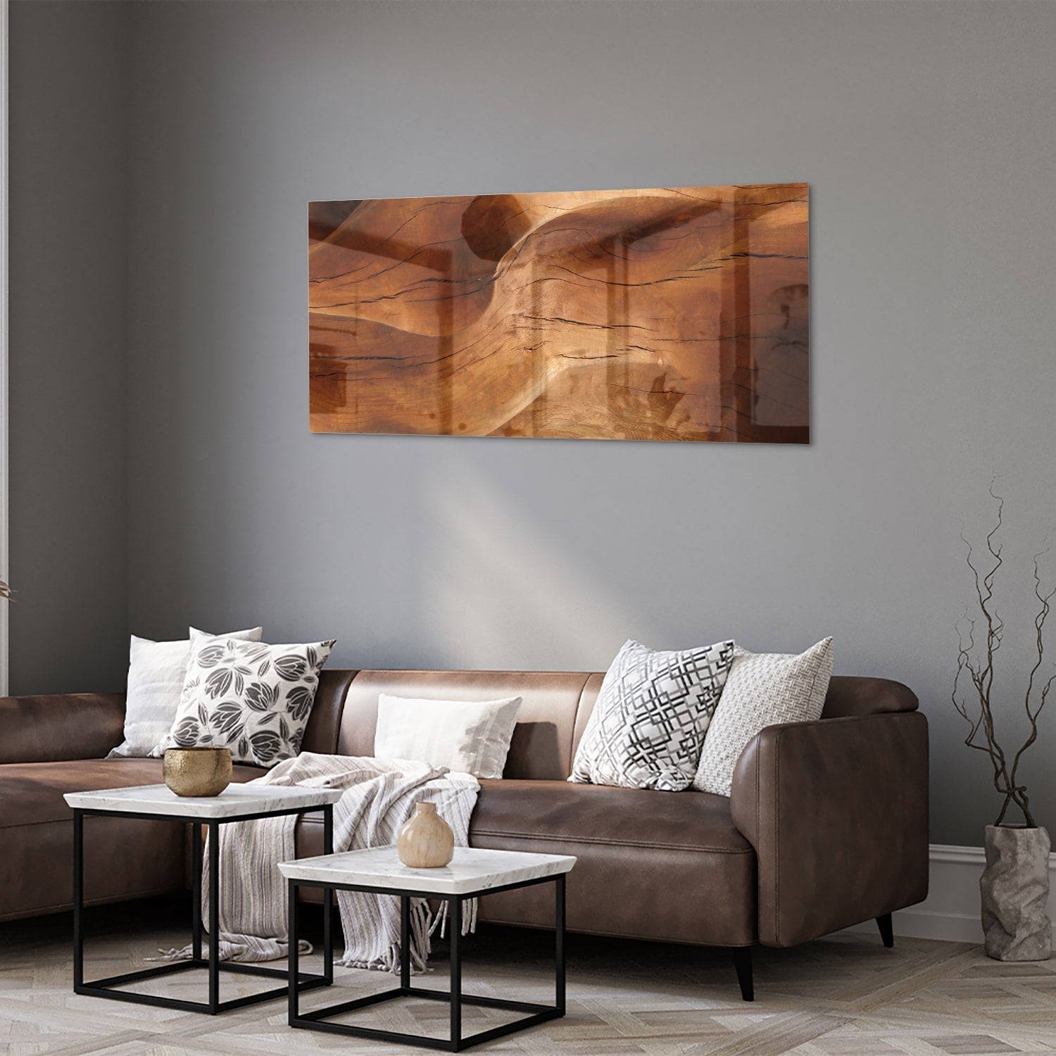 Abstract glazen schilderij met warme houttinten boven een moderne kast in een lichte woonkamer.