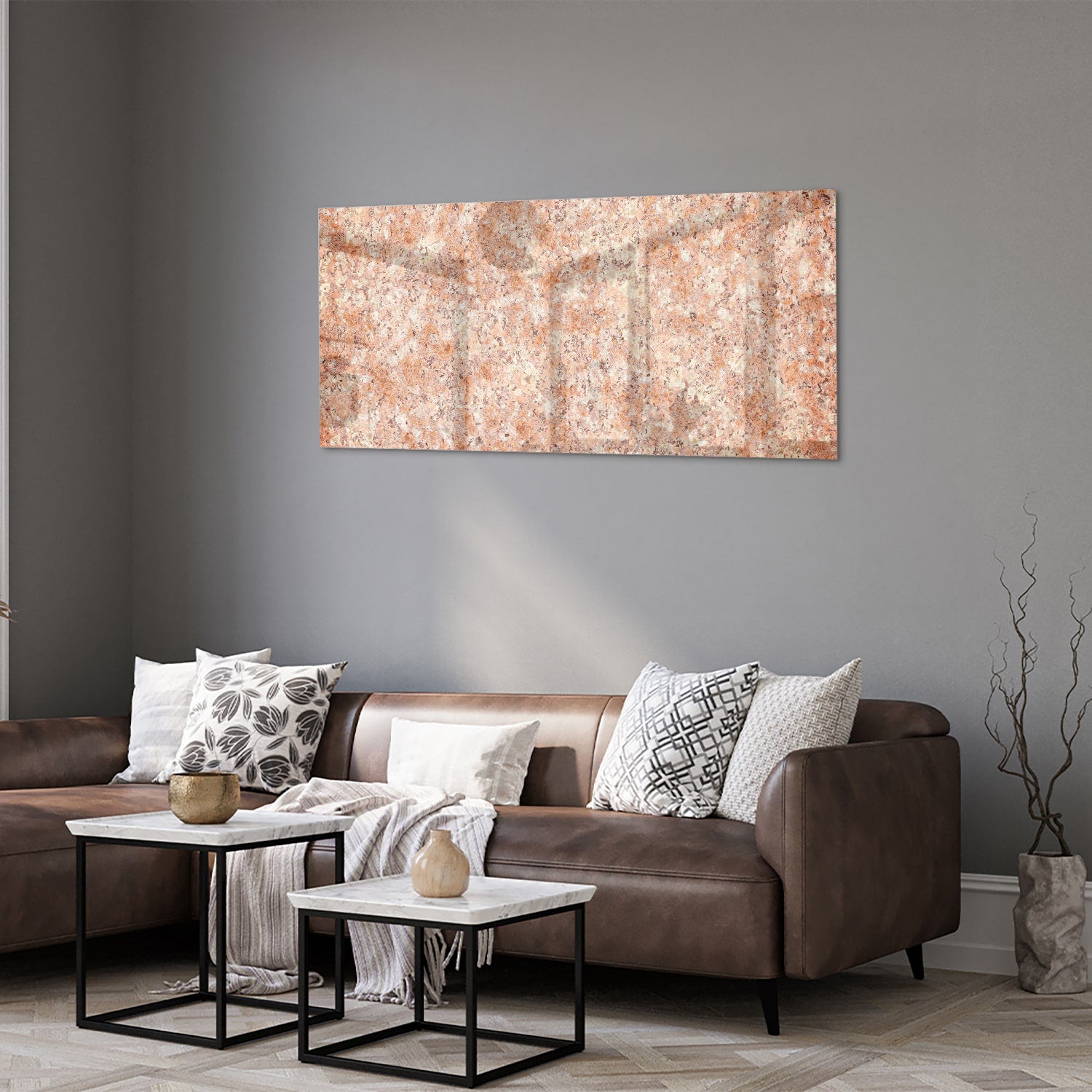 Glazen schilderij in zacht roze en goud aan de muur boven een houten kast