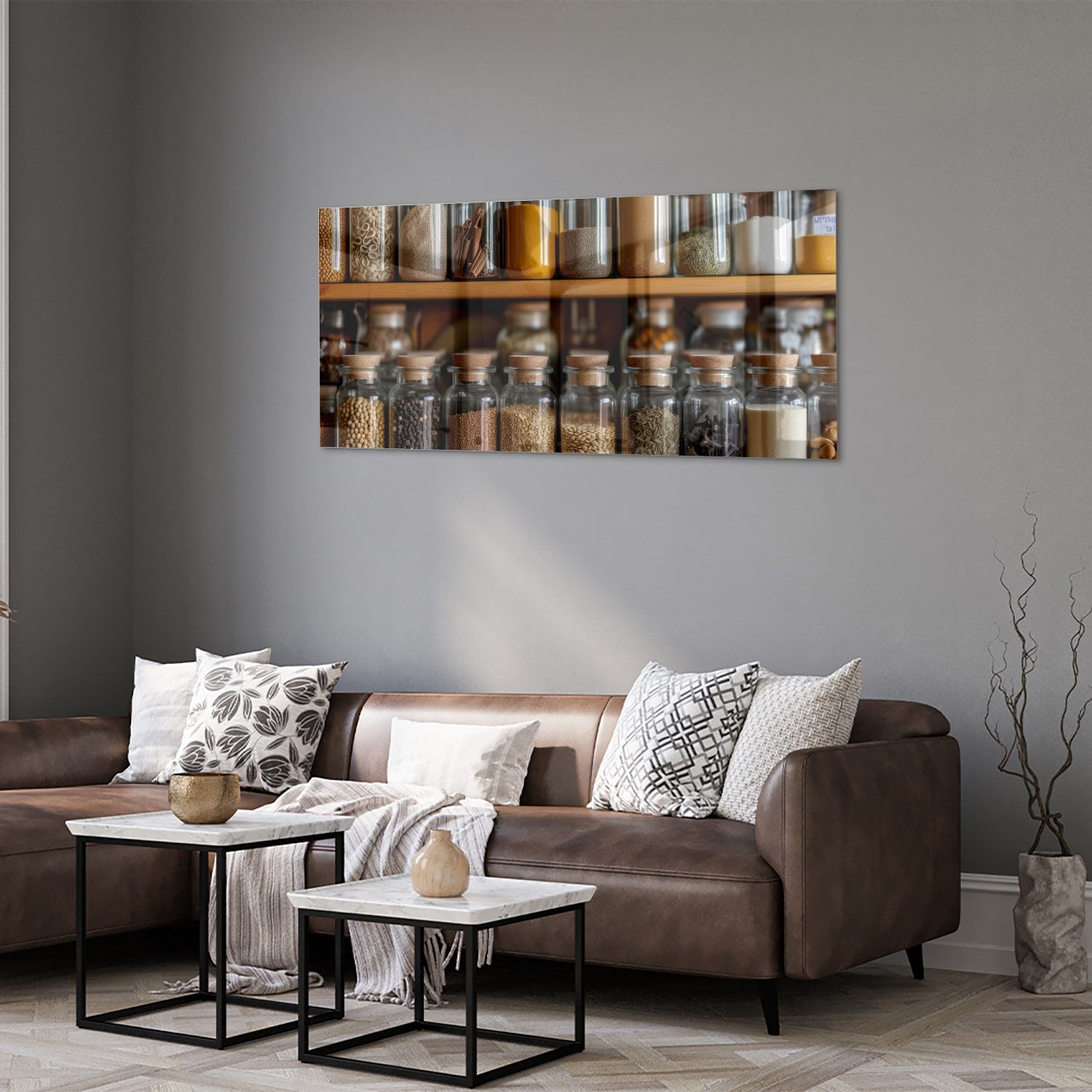 Glazen schilderij met een houten plank vol Mason jars gevuld met specerijen.