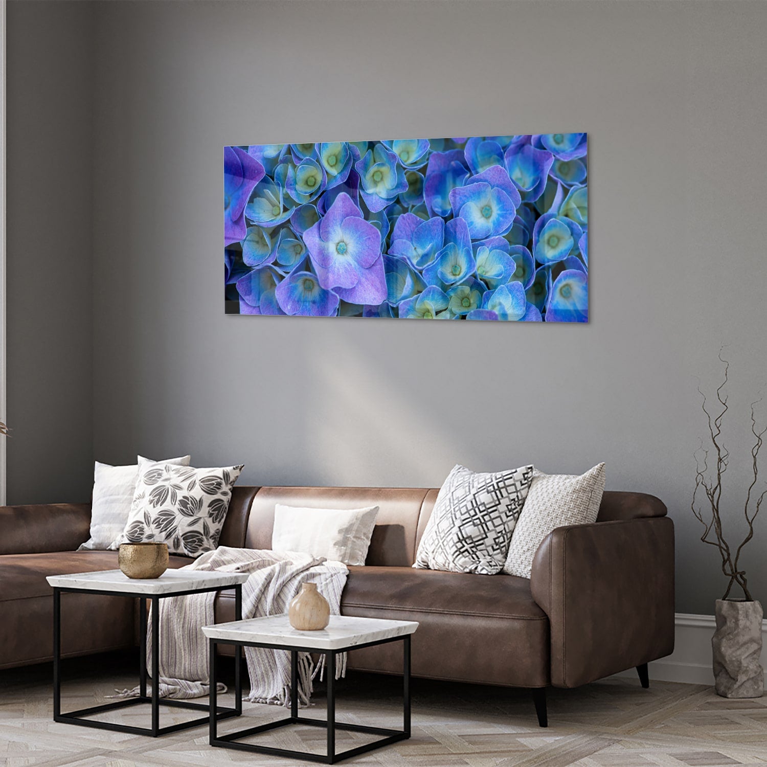 Glas schilderij met mooie blauwe bloemen aan de muur
