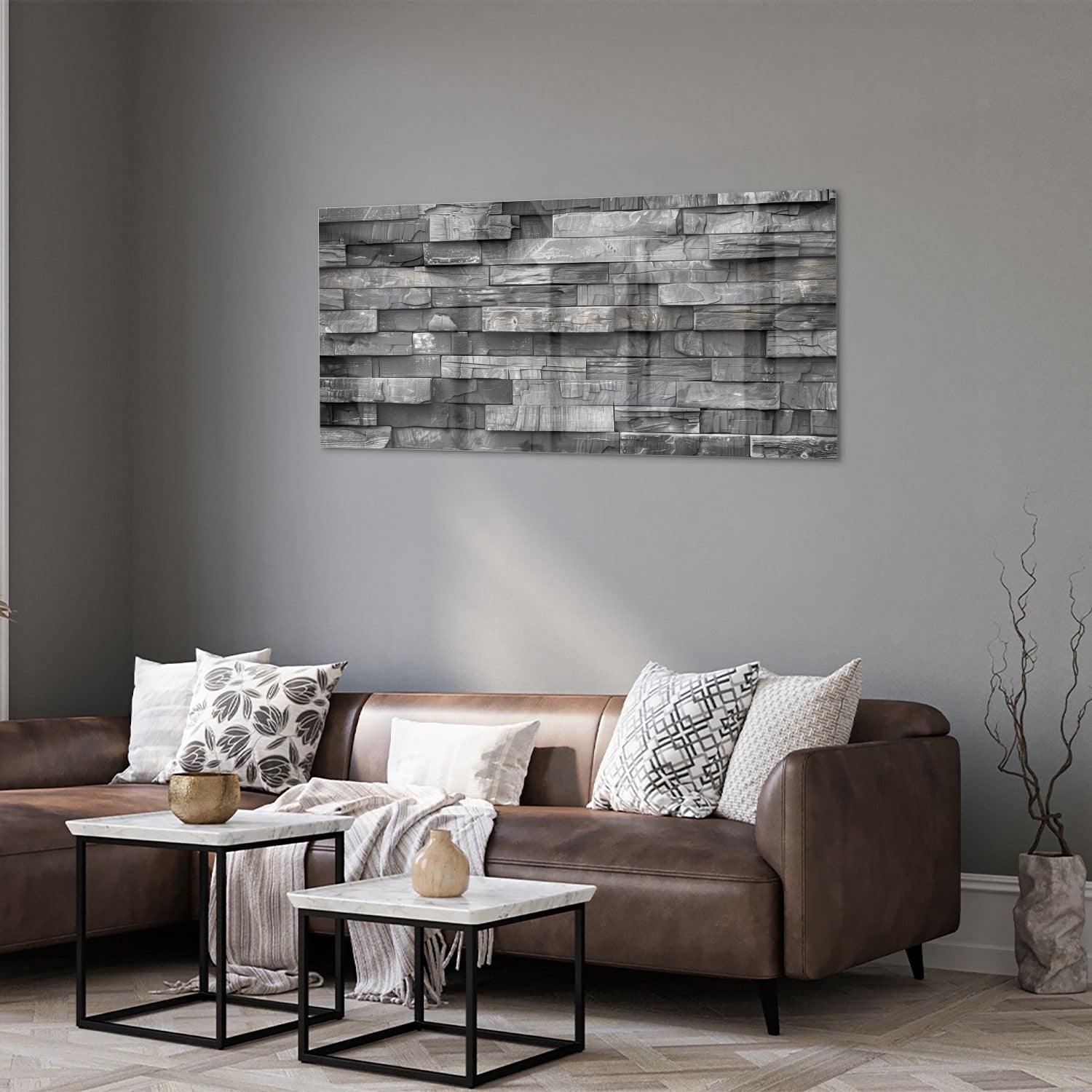 Moderne glazen schilderij met grijze texturen aan een lichte muur.
