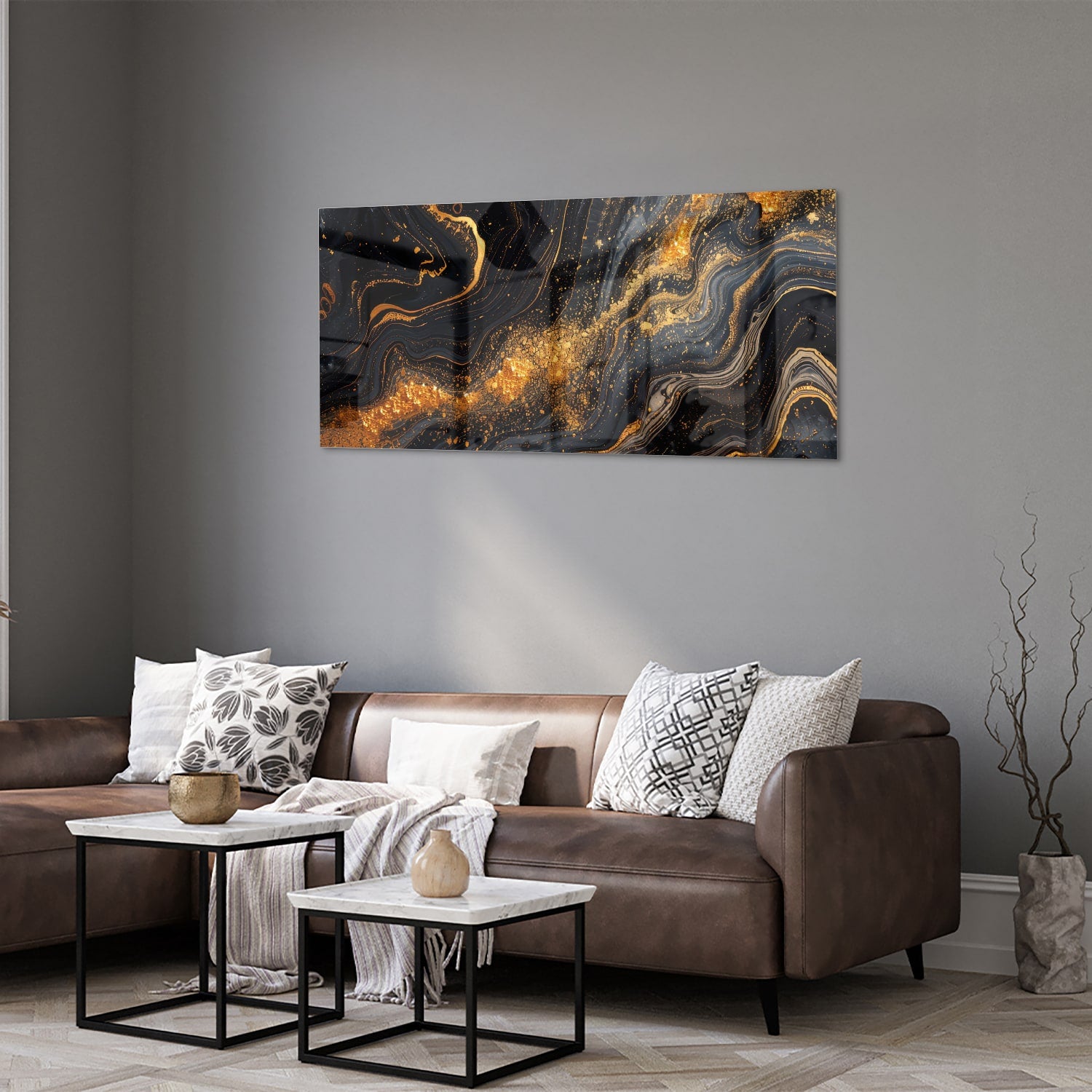 Glas schilderij met een zwart en gouden marmerdesign aan de muur in een moderne woonkamer