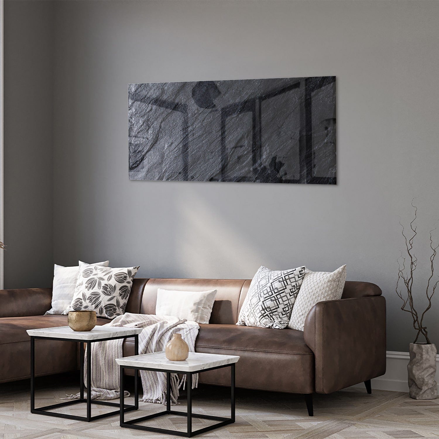 Modern glazen schilderij met abstracte zwart-witte textuur aan de muur.
