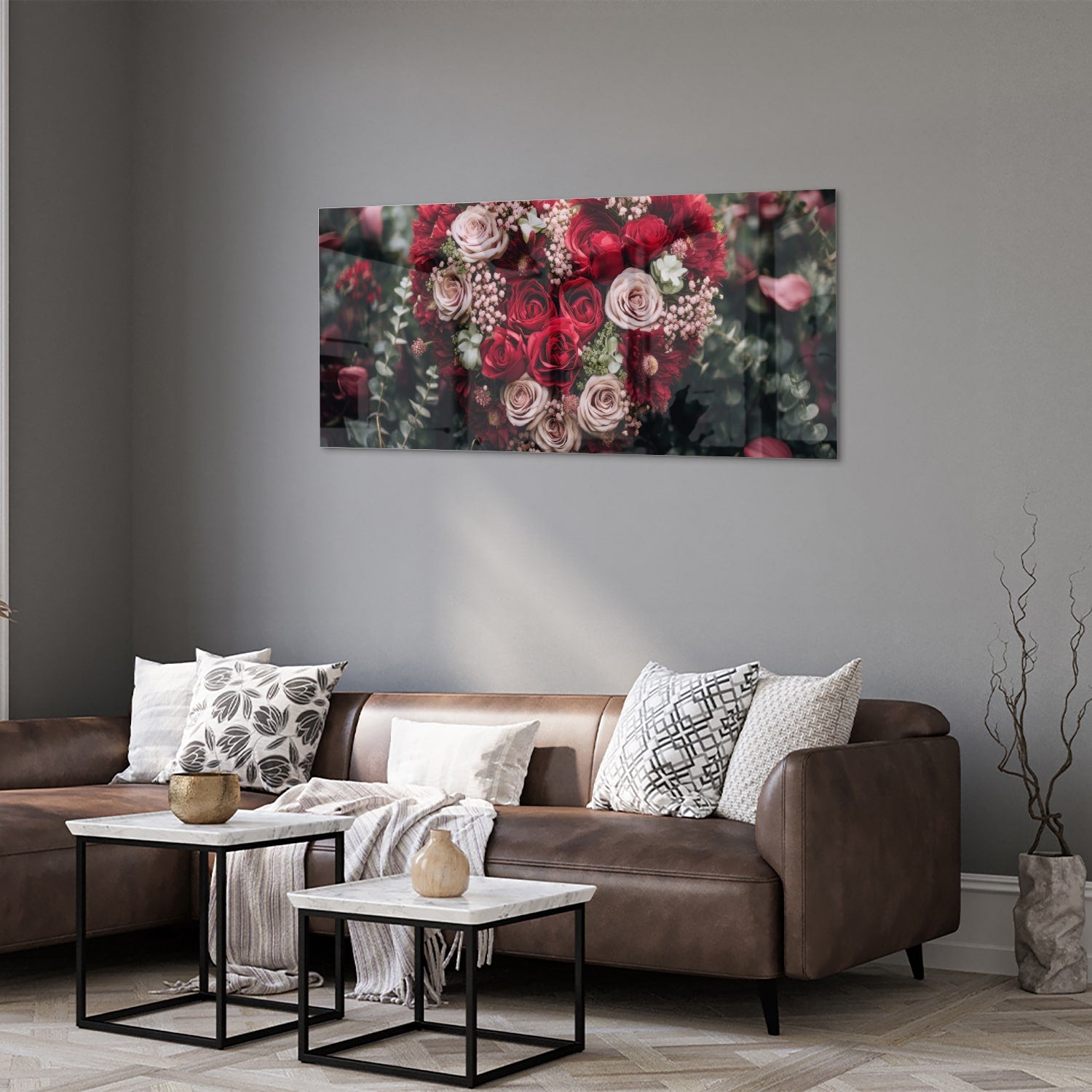 Glazen schilderij met hartvormige bloemmotieven in rood en roze