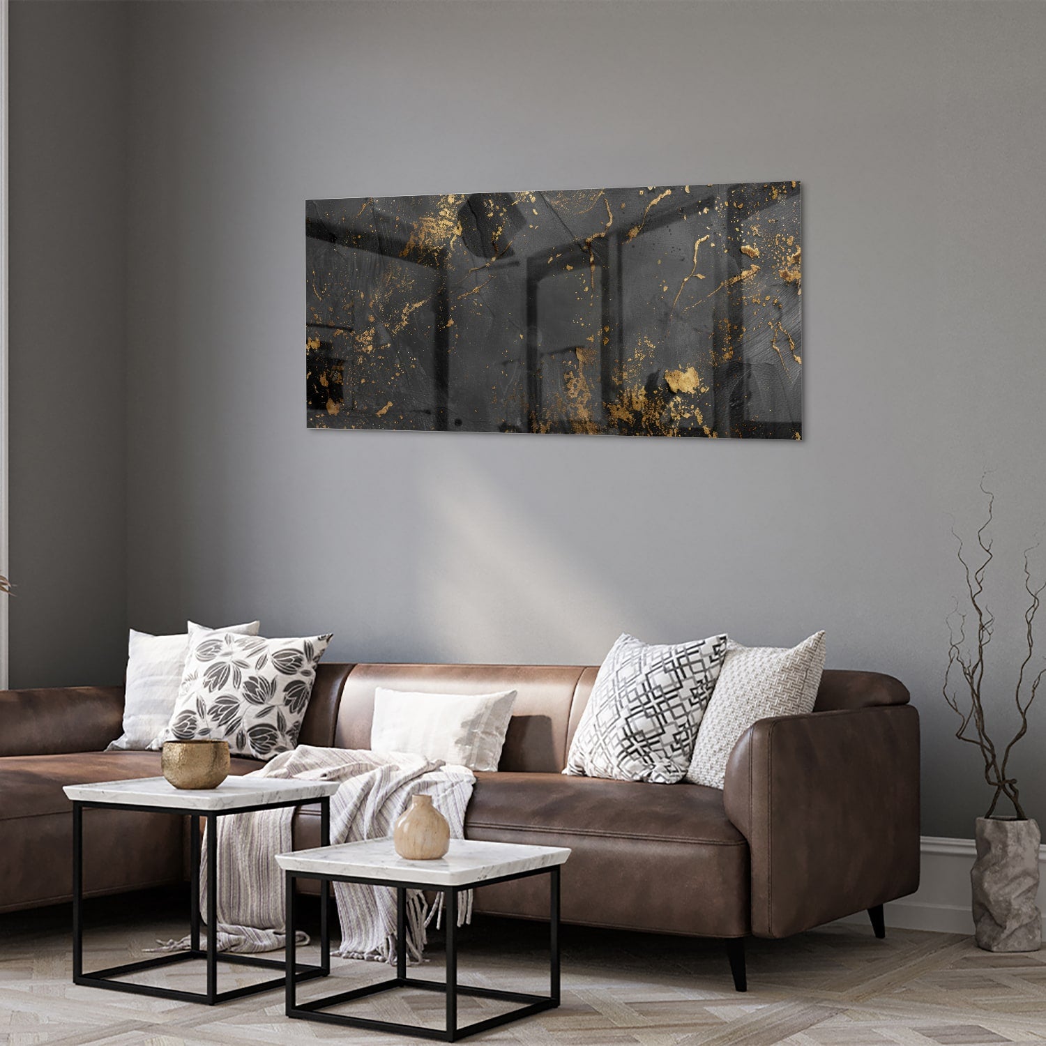 Modern glazen schilderij met abstracte gouden spatten op een zwarte achtergrond.