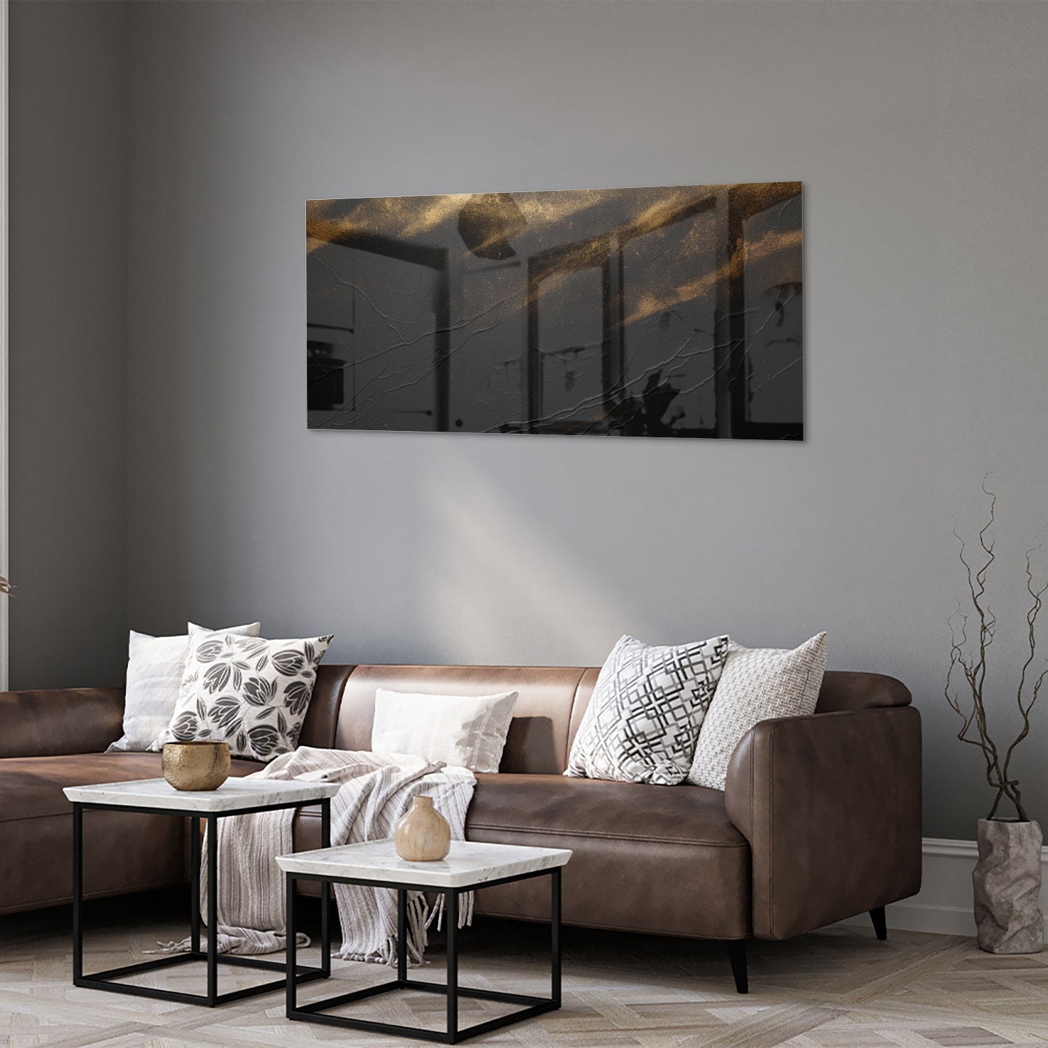 Elegant zwart glazen schilderij met gouden accenten aan de muur.
