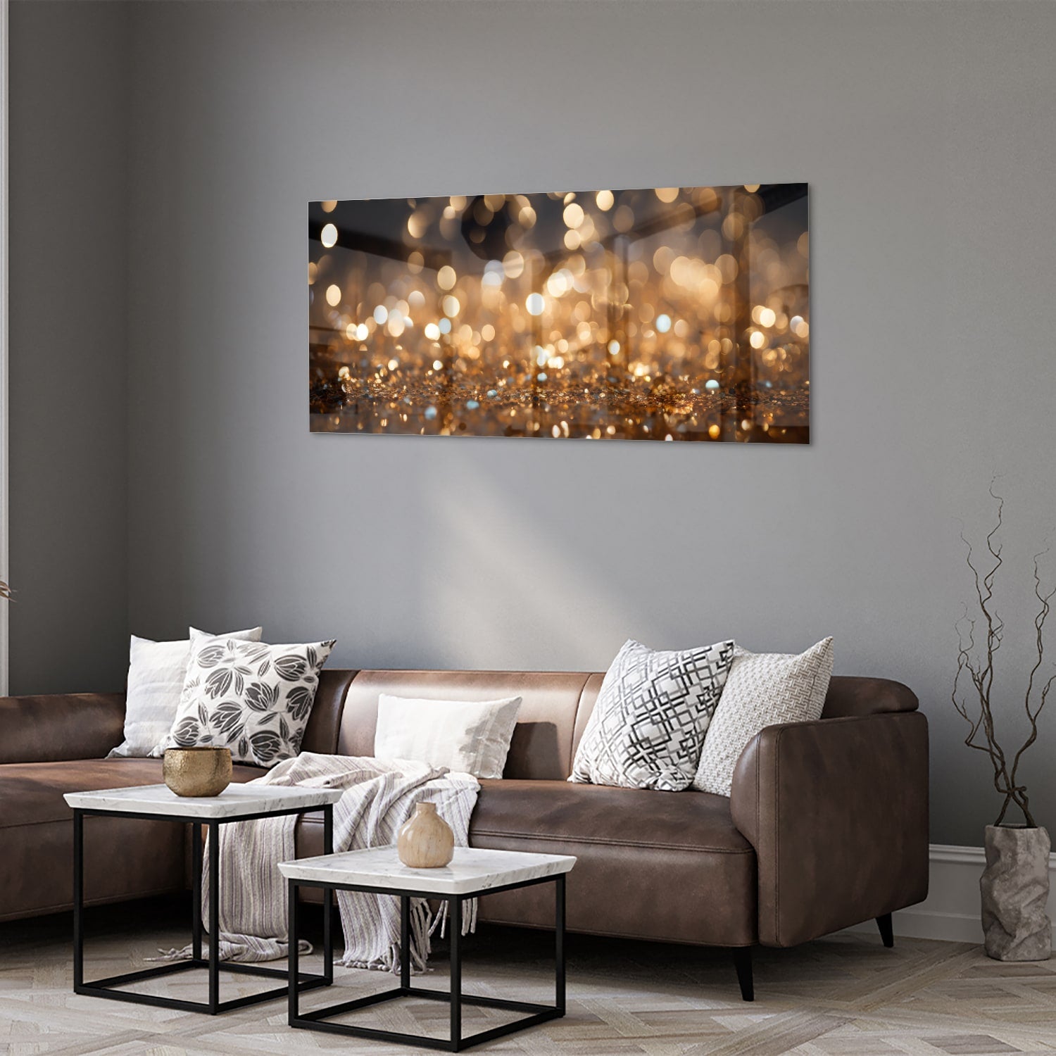 Glazen schilderij met gouden bokeh-effect aan de muur in een moderne woonkamer.