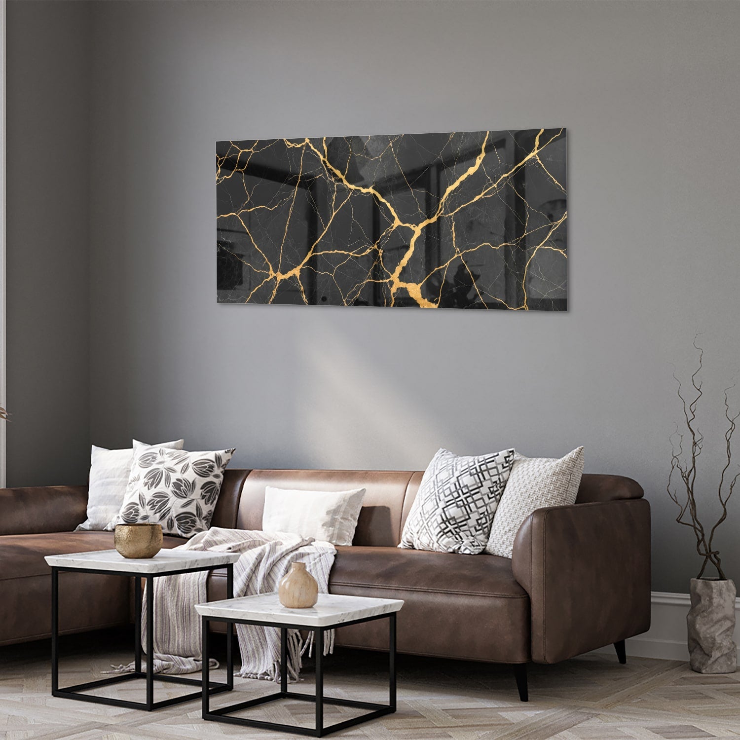 Glazen schilderij in zwart met gouden aderen, hangt aan een muur.