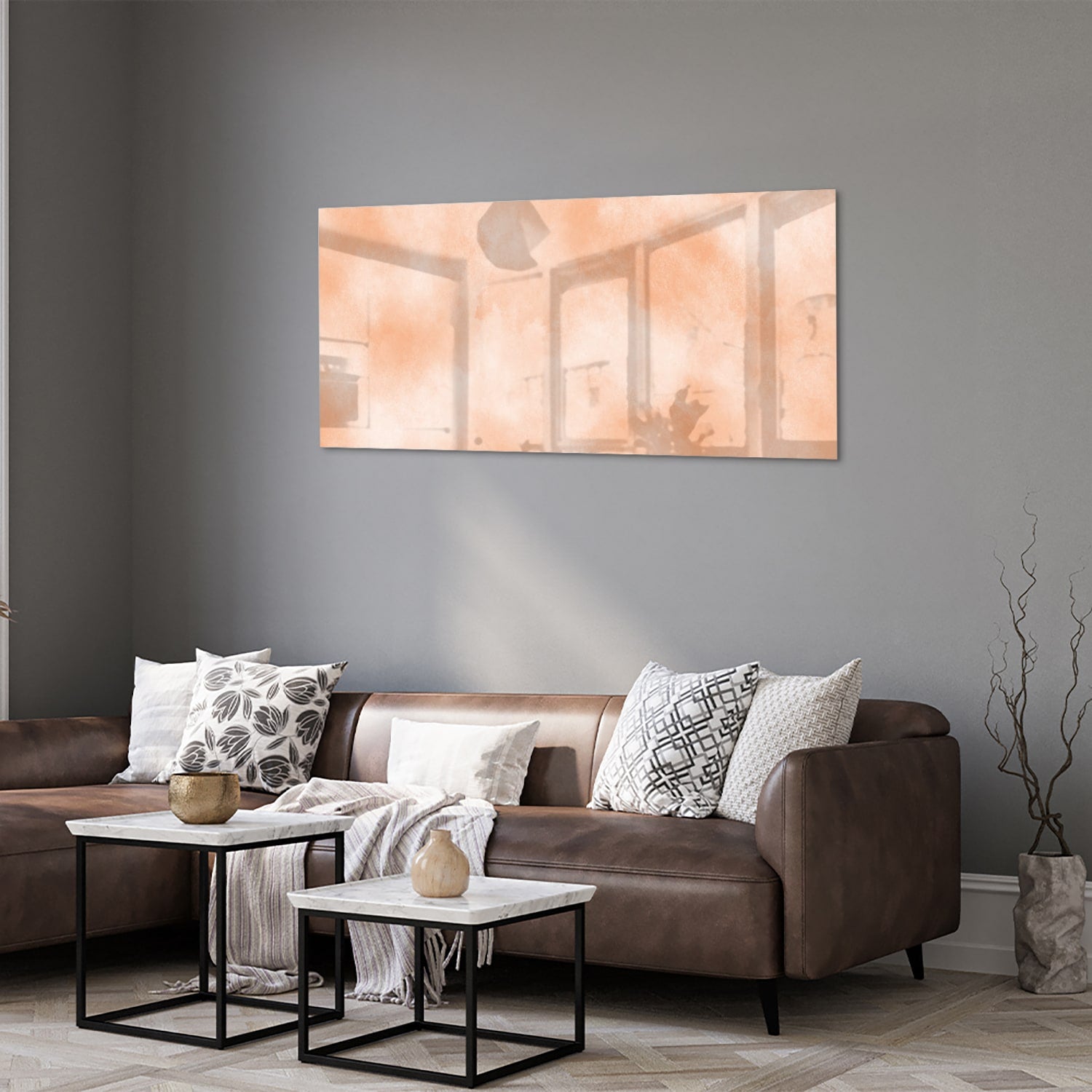Glas schilderij in warme aardetinten hangt boven een houten kast in een moderne woonkamer.