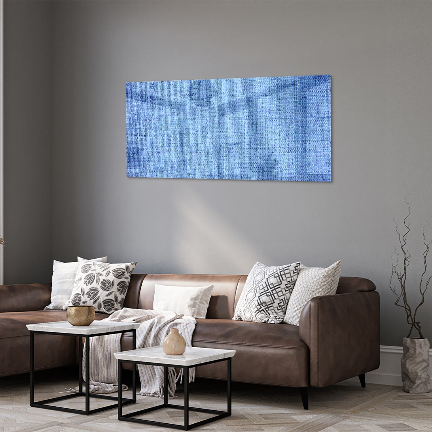 Blauw glazen schilderij aan de muur in een moderne woonkamer