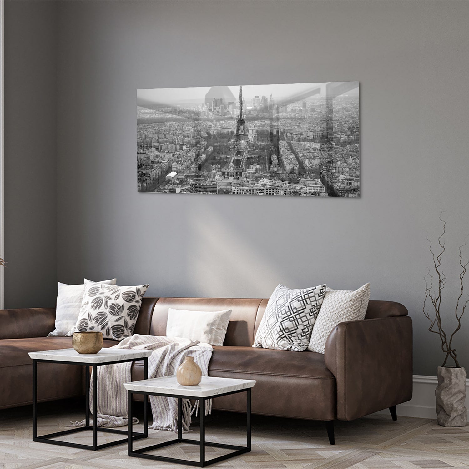 Zwart-wit glazen schilderij met uitzicht op de Eiffeltoren in Parijs