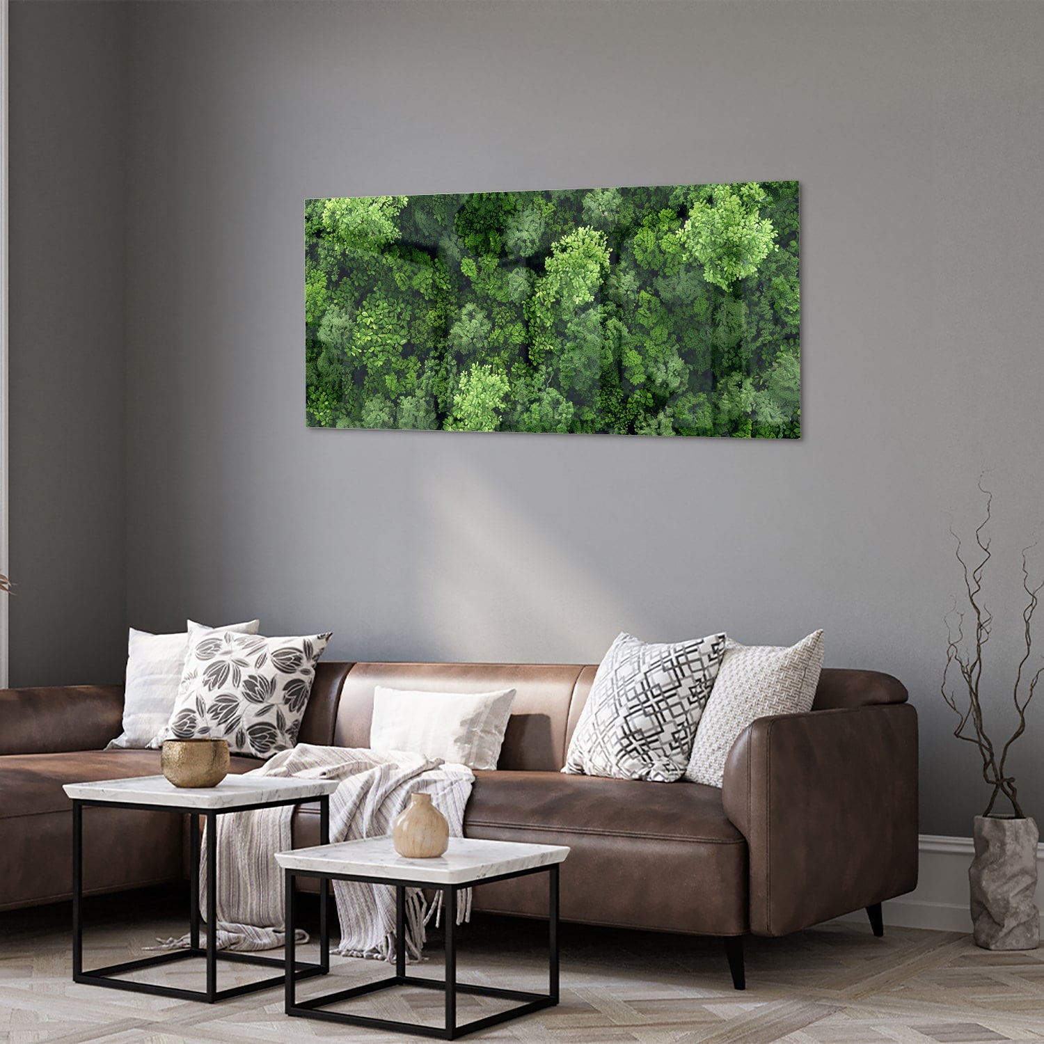 Luchtfoto van een weelderig groen bos op een muur in een moderne kamer.