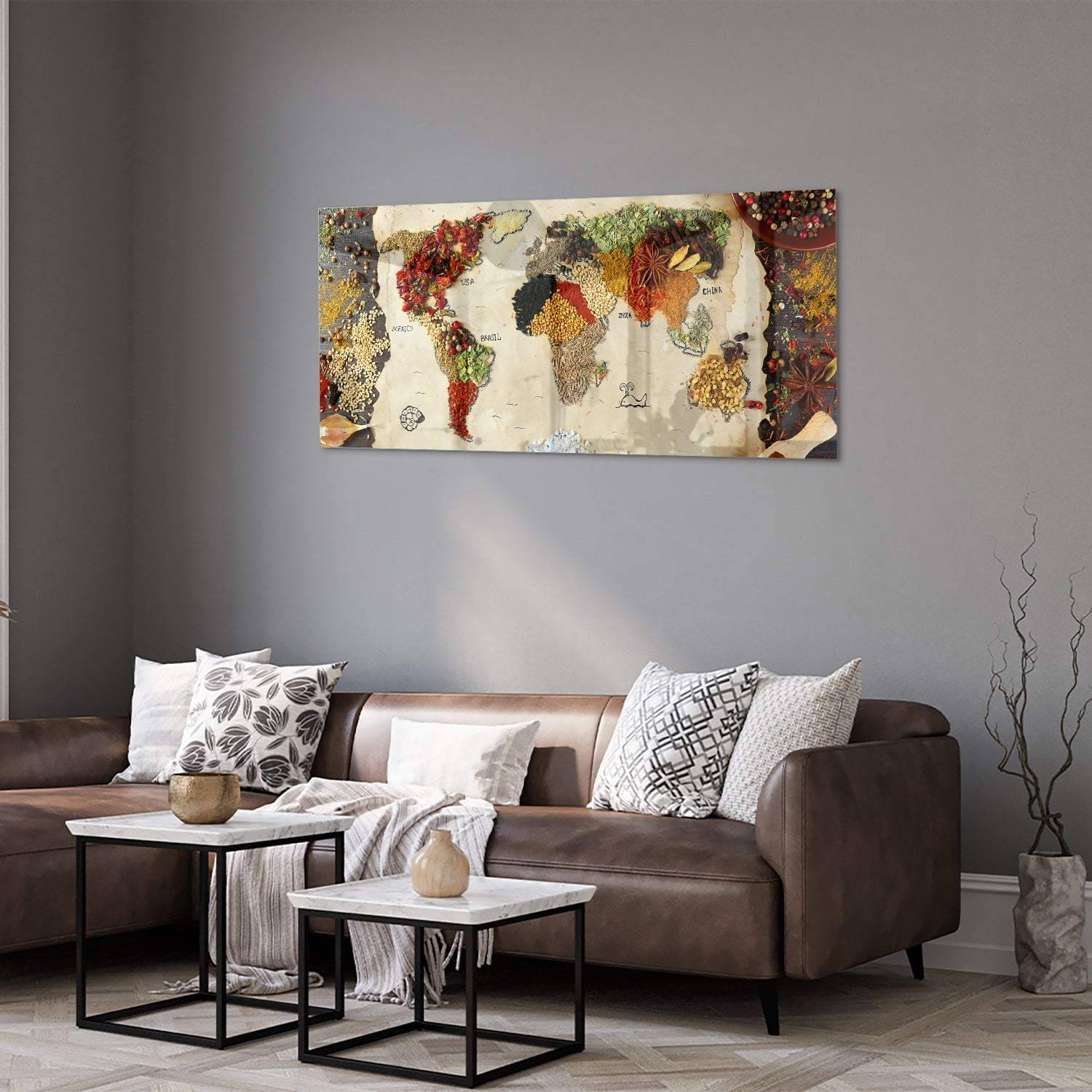 Kleurrijk glazen schilderij met een artistieke weergave van fruit en specerijen aan de muur.