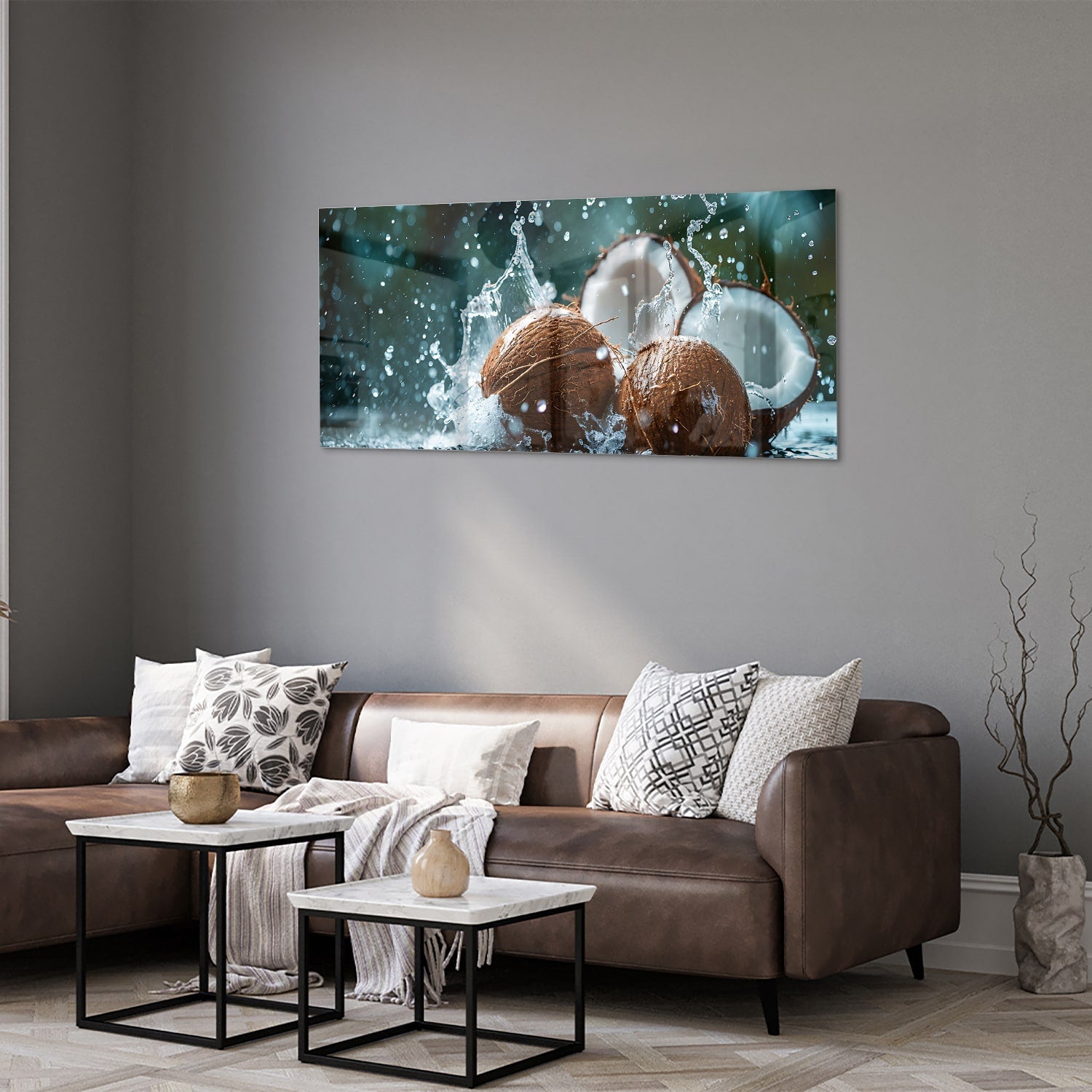 Glas schilderij van kokosnoten met spetters water, perfect voor wanddecoratie.