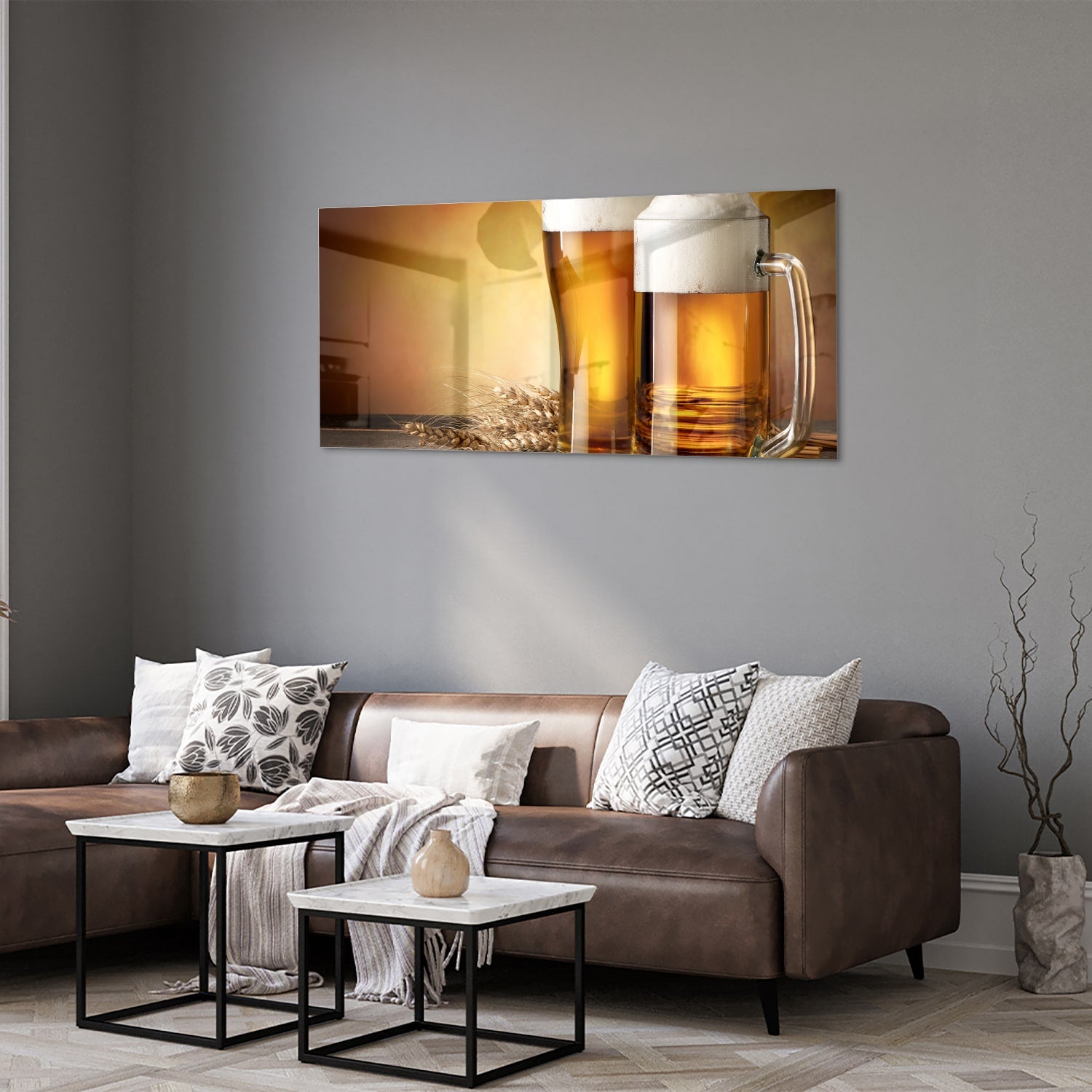 Glazen schilderij met twee volle bierglazen op een houten tafel