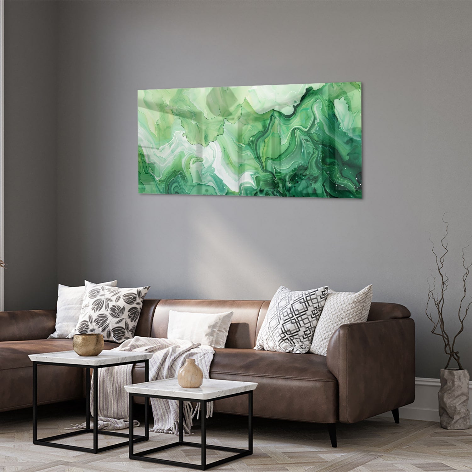 Een groen marmeren glazen schilderij dat hangt boven een kast in een moderne woonkamer.