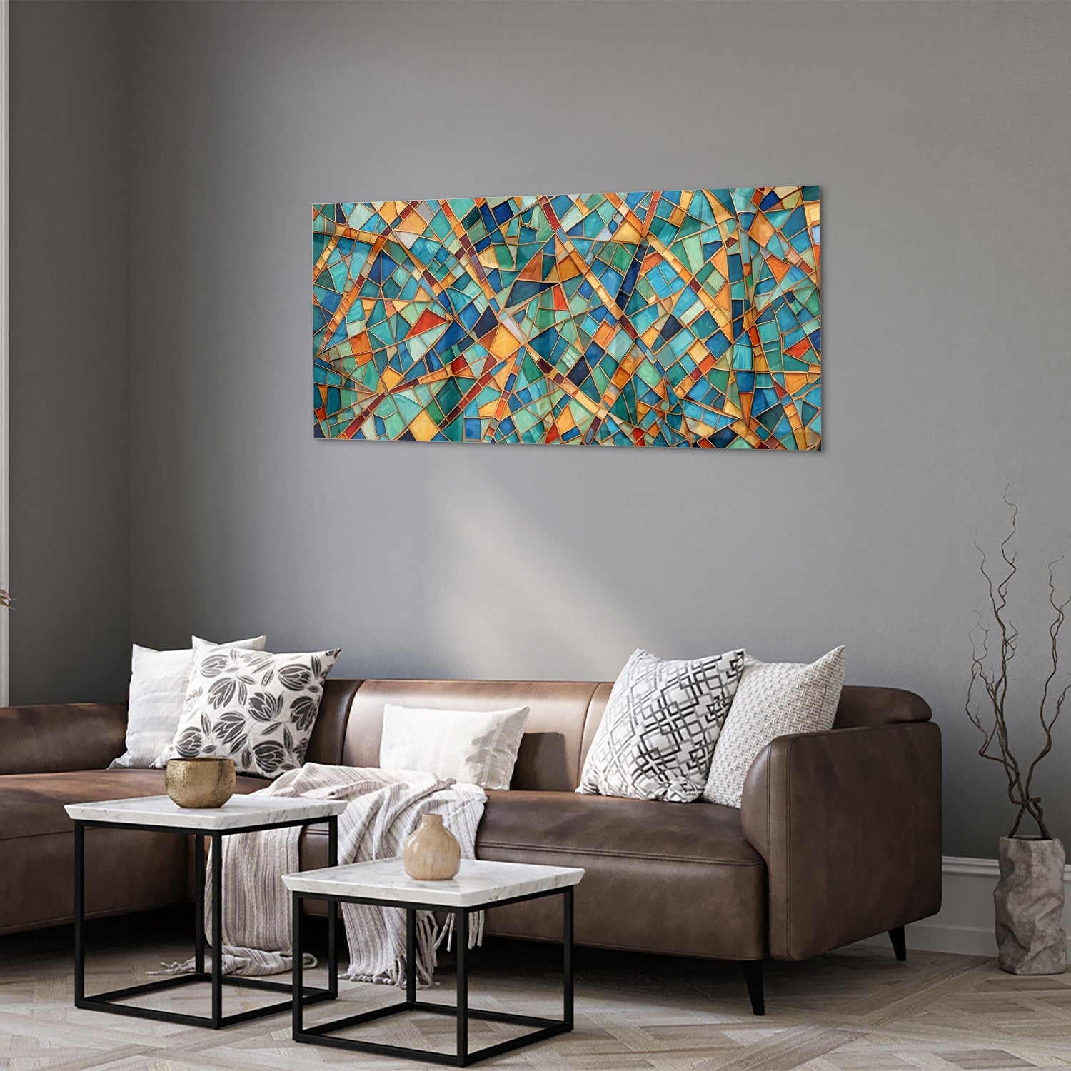 Kleurrijk abstract glazen schilderij aan de muur boven een houten meubel.