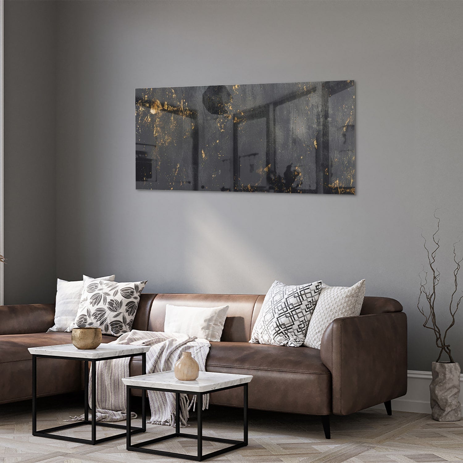 Glazen schilderij met een zwart oppervlak en gouden accenten hangt aan de muur in een moderne woonkamer.