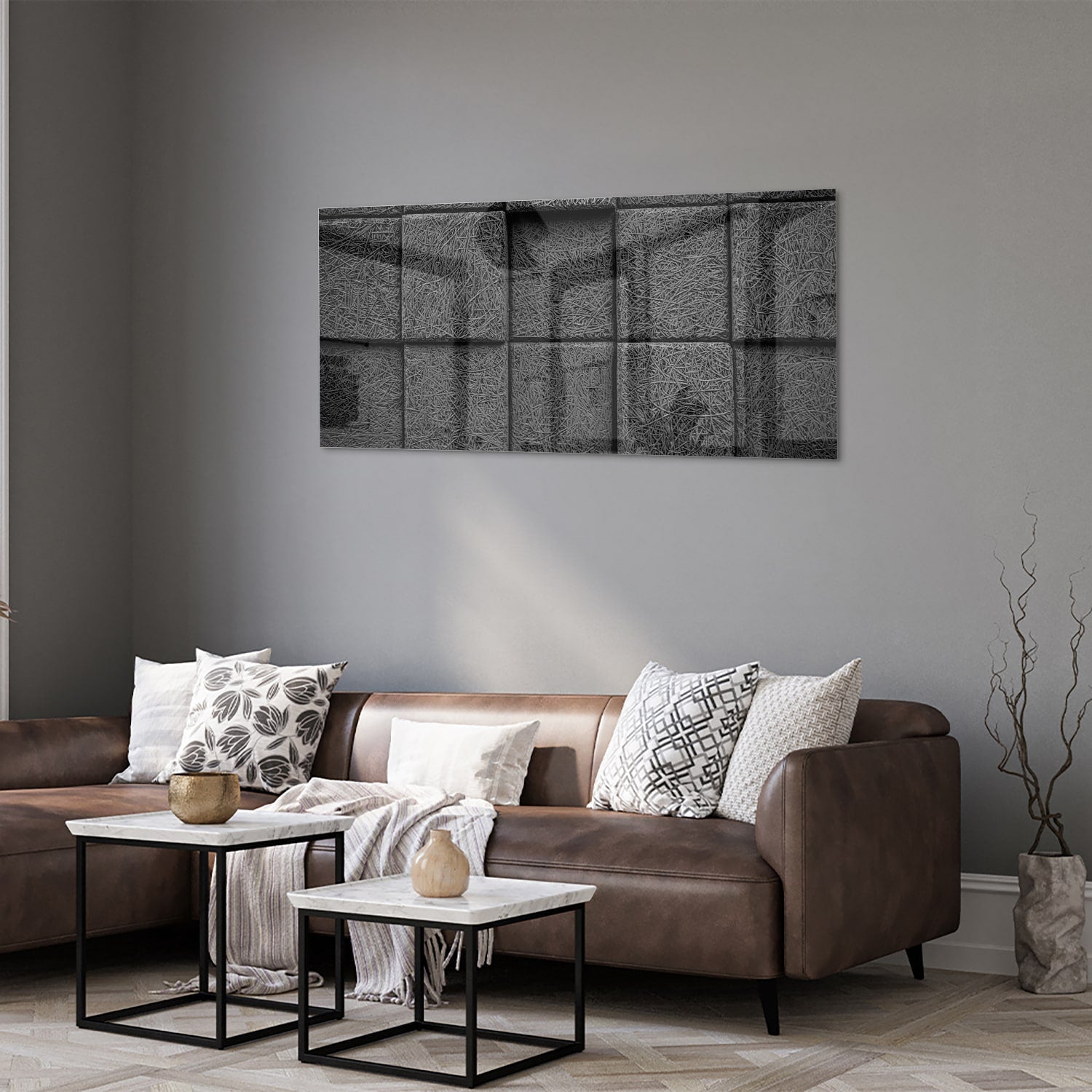 Abstract donker glazen schilderij aan een witte muur in een moderne woonkamer