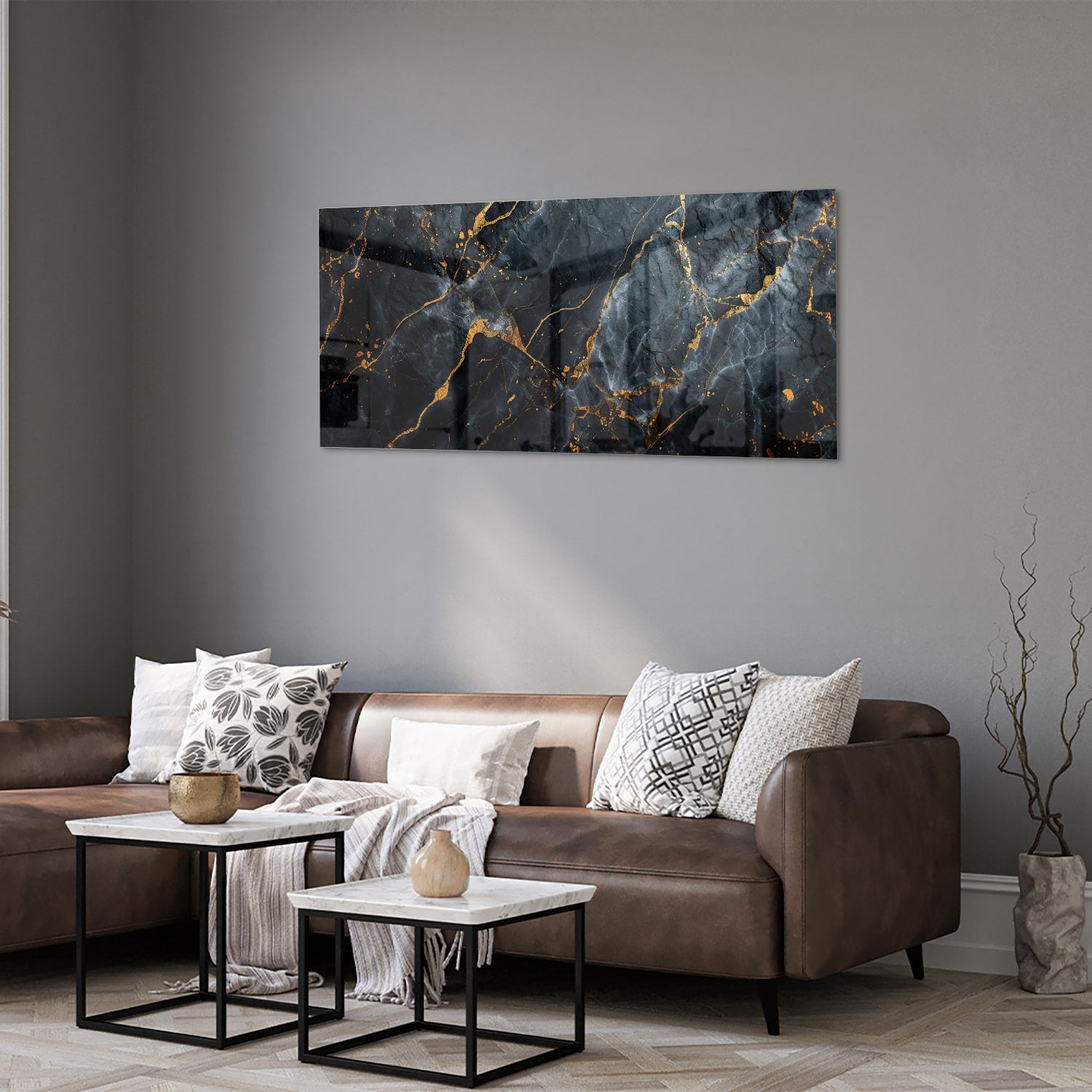 Glazen schilderij met marmerlook in zwart met gouden details aan de muur.