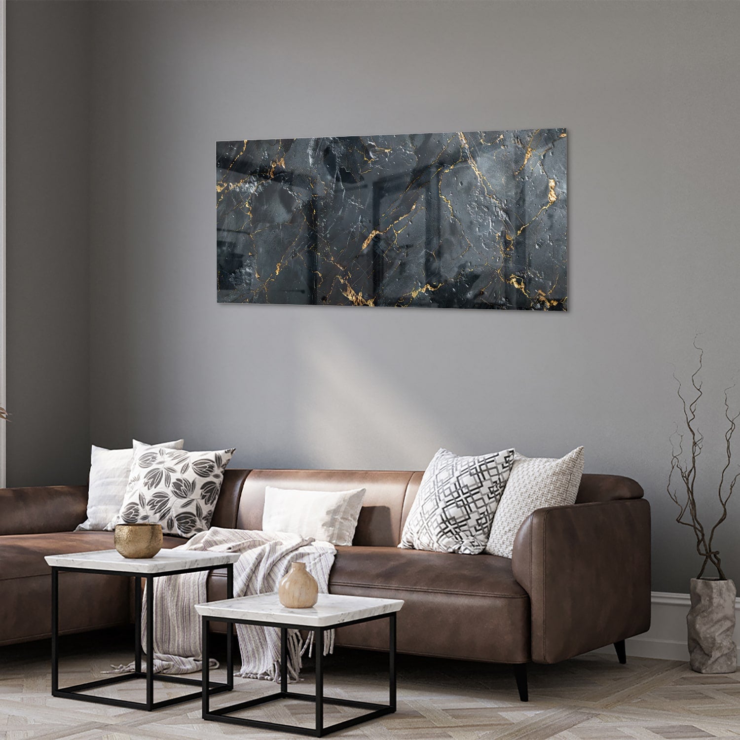 Glazen schilderij met zwarte marmerlook en gouden details aan de muur.