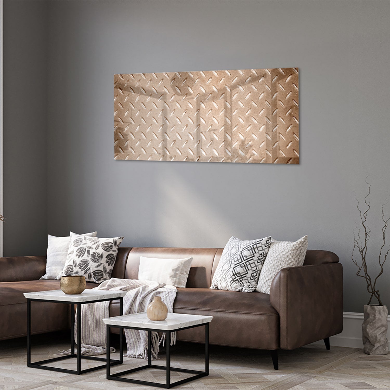Glazen schilderij met een geometrisch patroon aan de muur in een stijlvolle kamer.