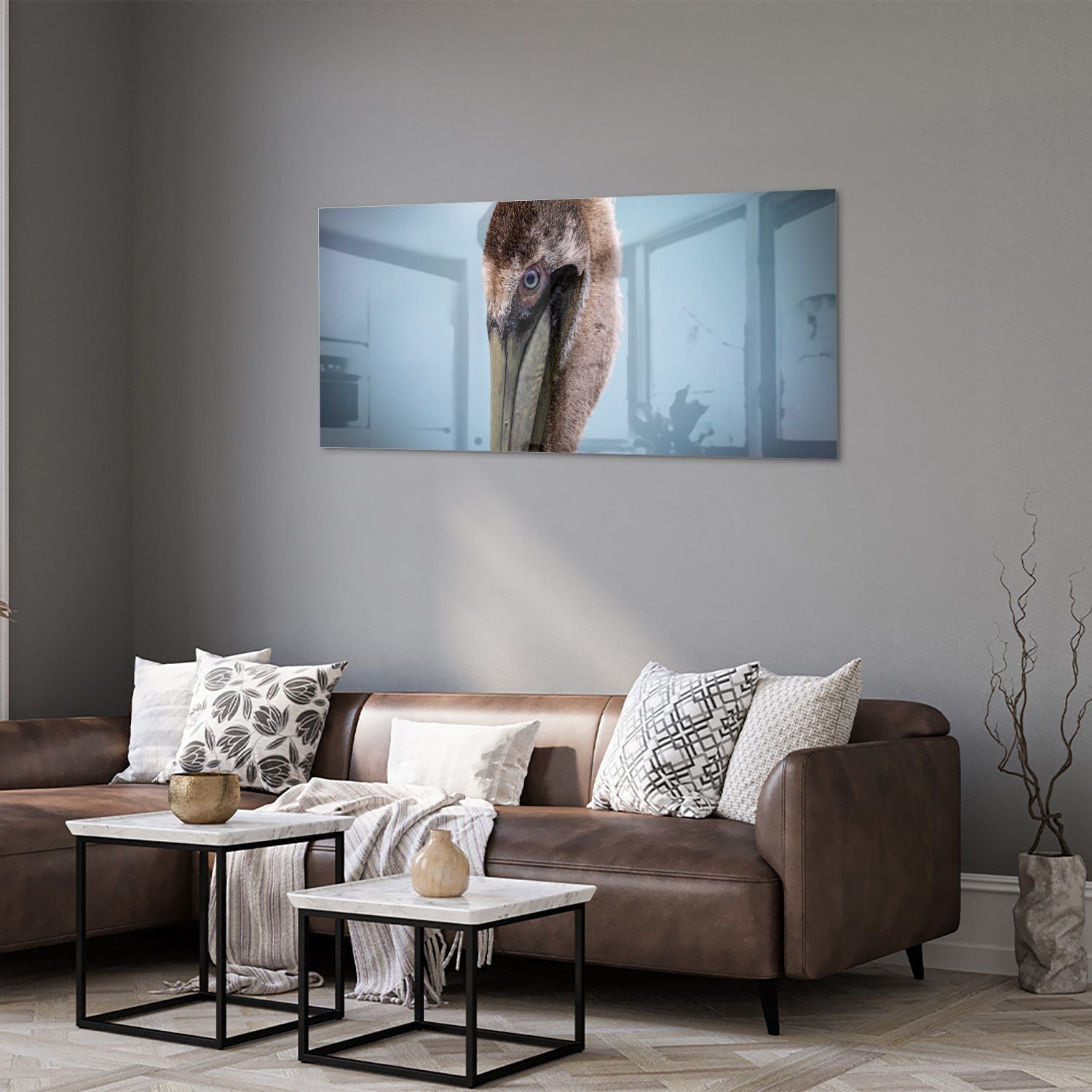 Glazen schilderij van een pelikan met een elegant design in een moderne woonkamer.