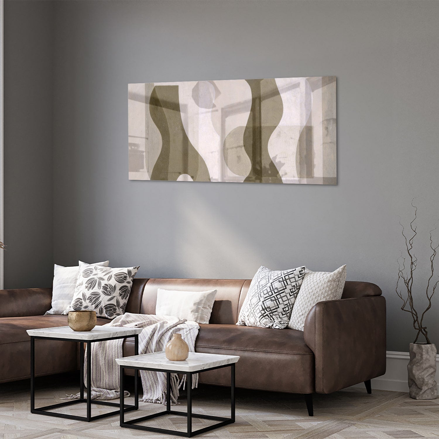 Moderne glazen schilderij met abstracte vormen in een woonkamer.