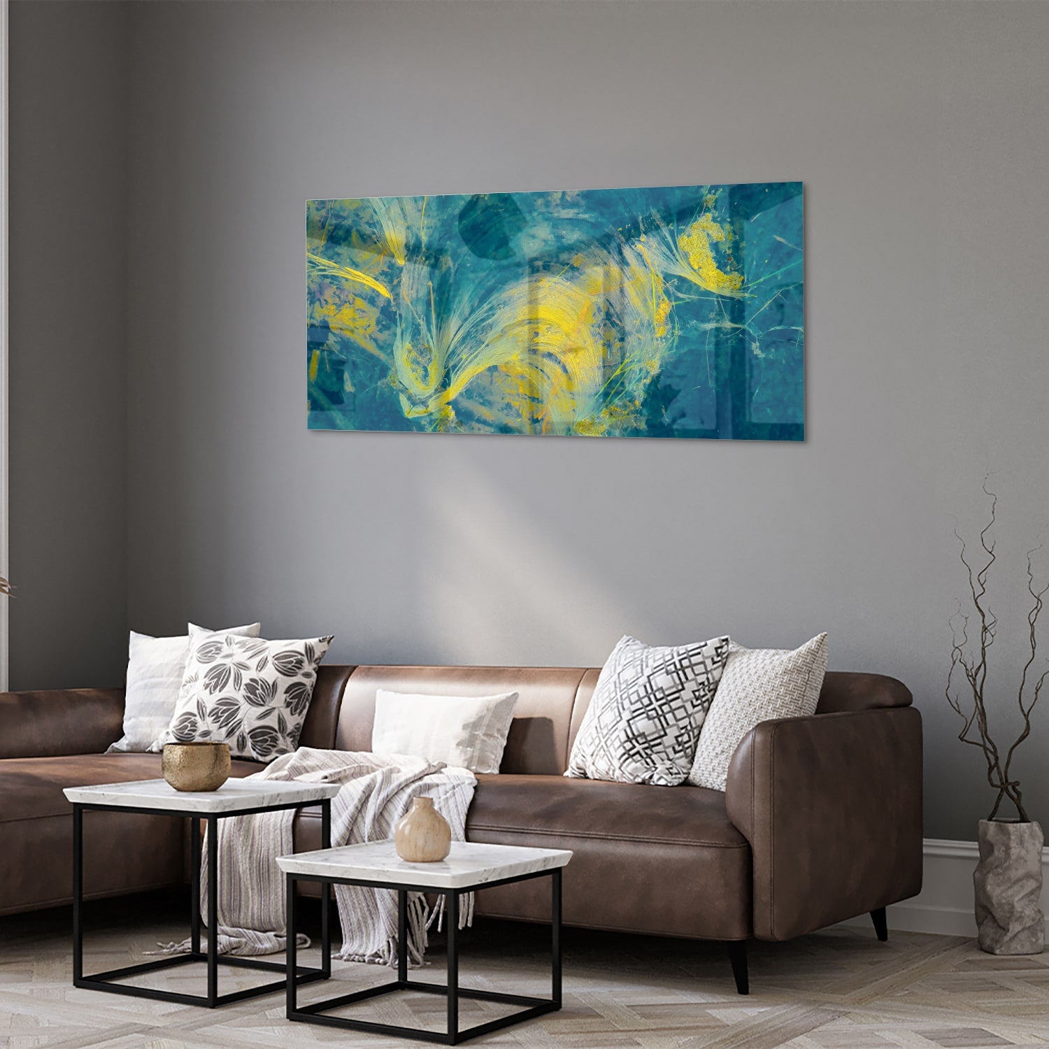 Abstract glazen schilderij met blauw en geel dat aan de muur hangt