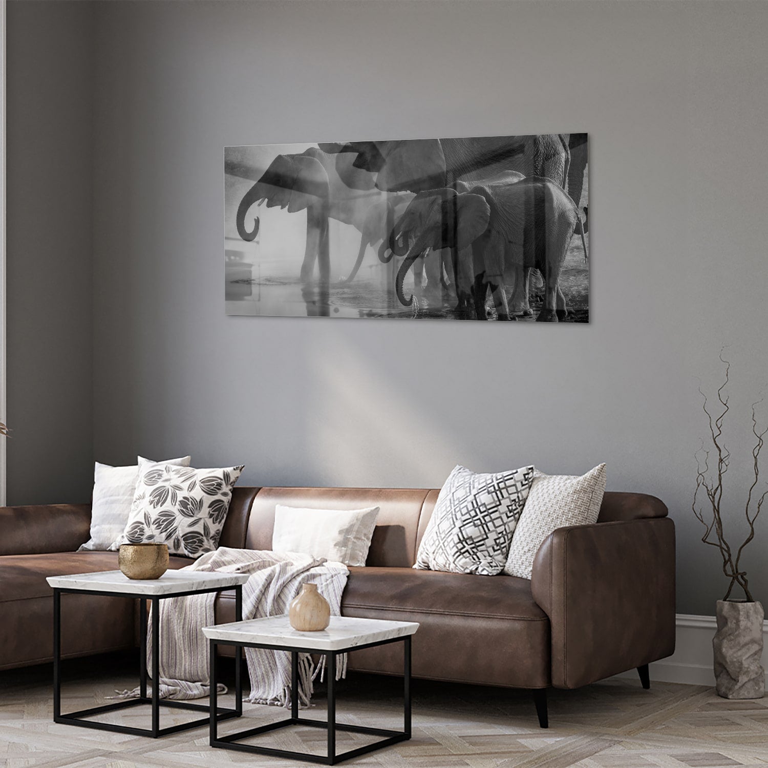 Glazen schilderij van olifanten in een moderne woonkamer