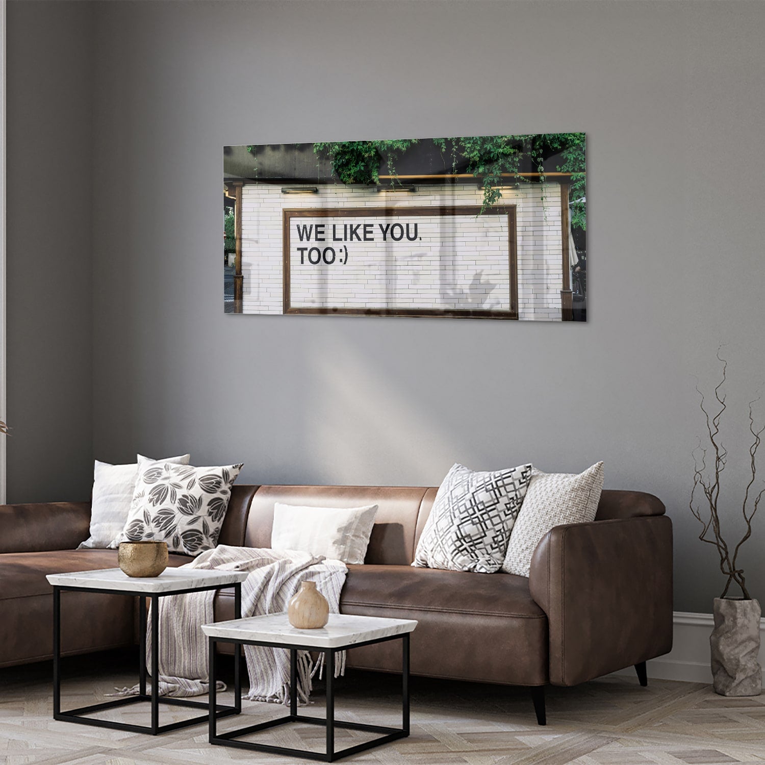 Glas schilderij met de tekst 'We Like You Too' en groene planten achtergronden.