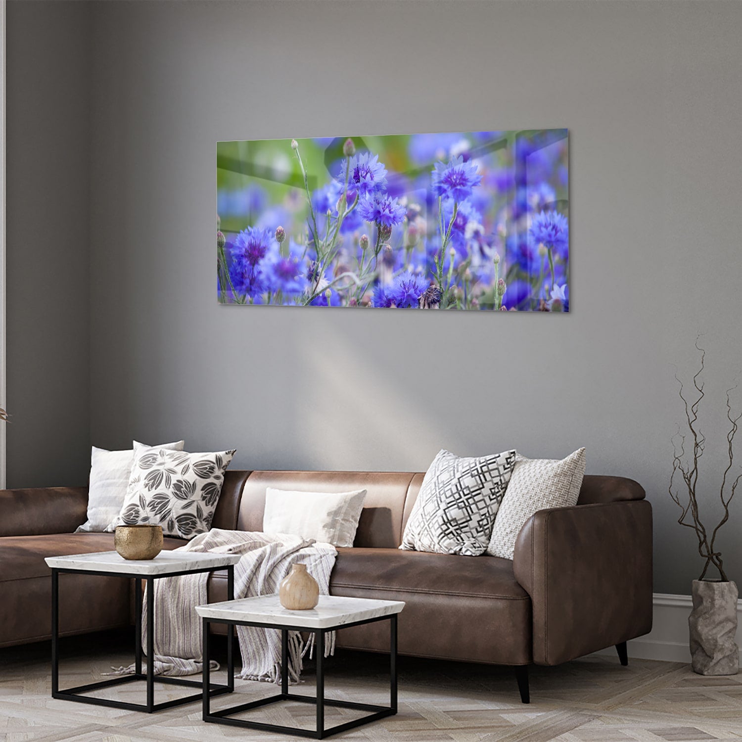 Glazen schilderij met paarse bloemen aan de muur in een lichte woonkamer.