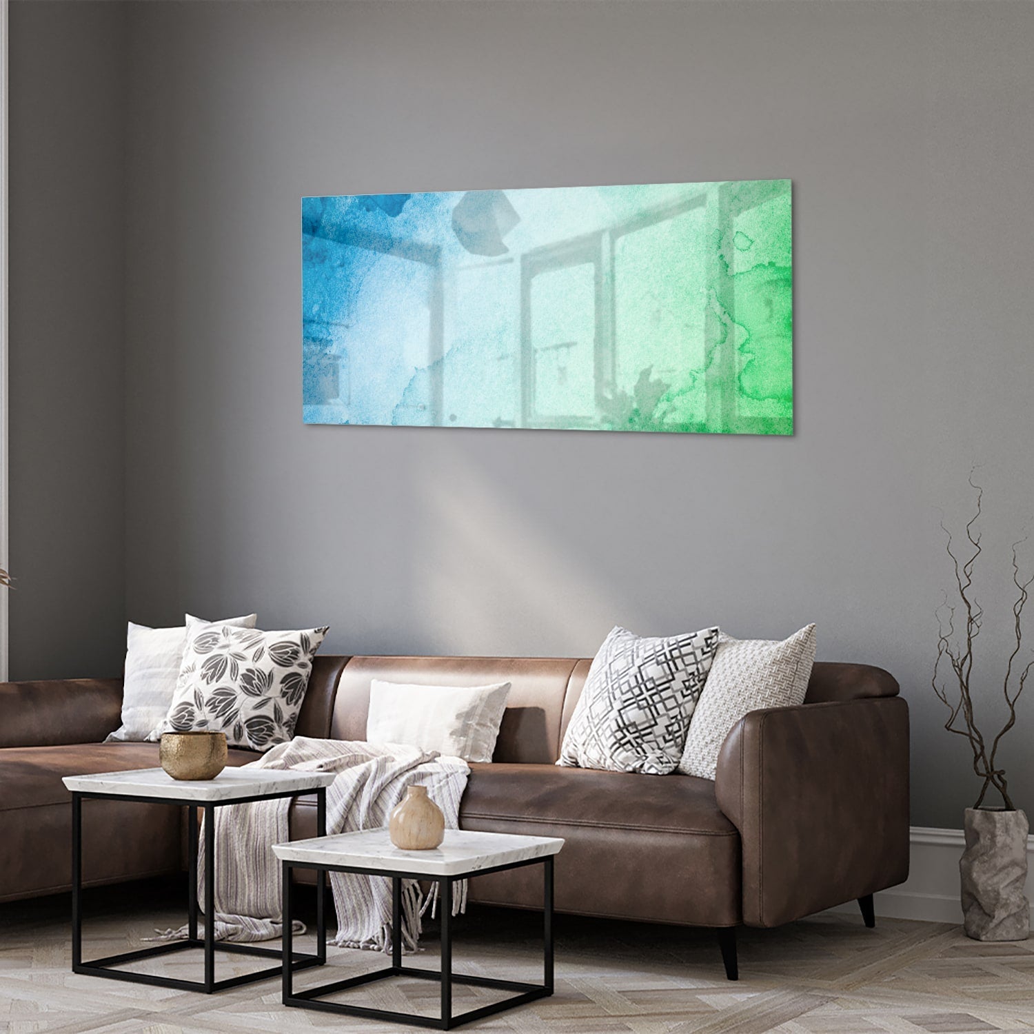 Abstract glazen schilderij in diverse tinten blauw en groen aan de muur.