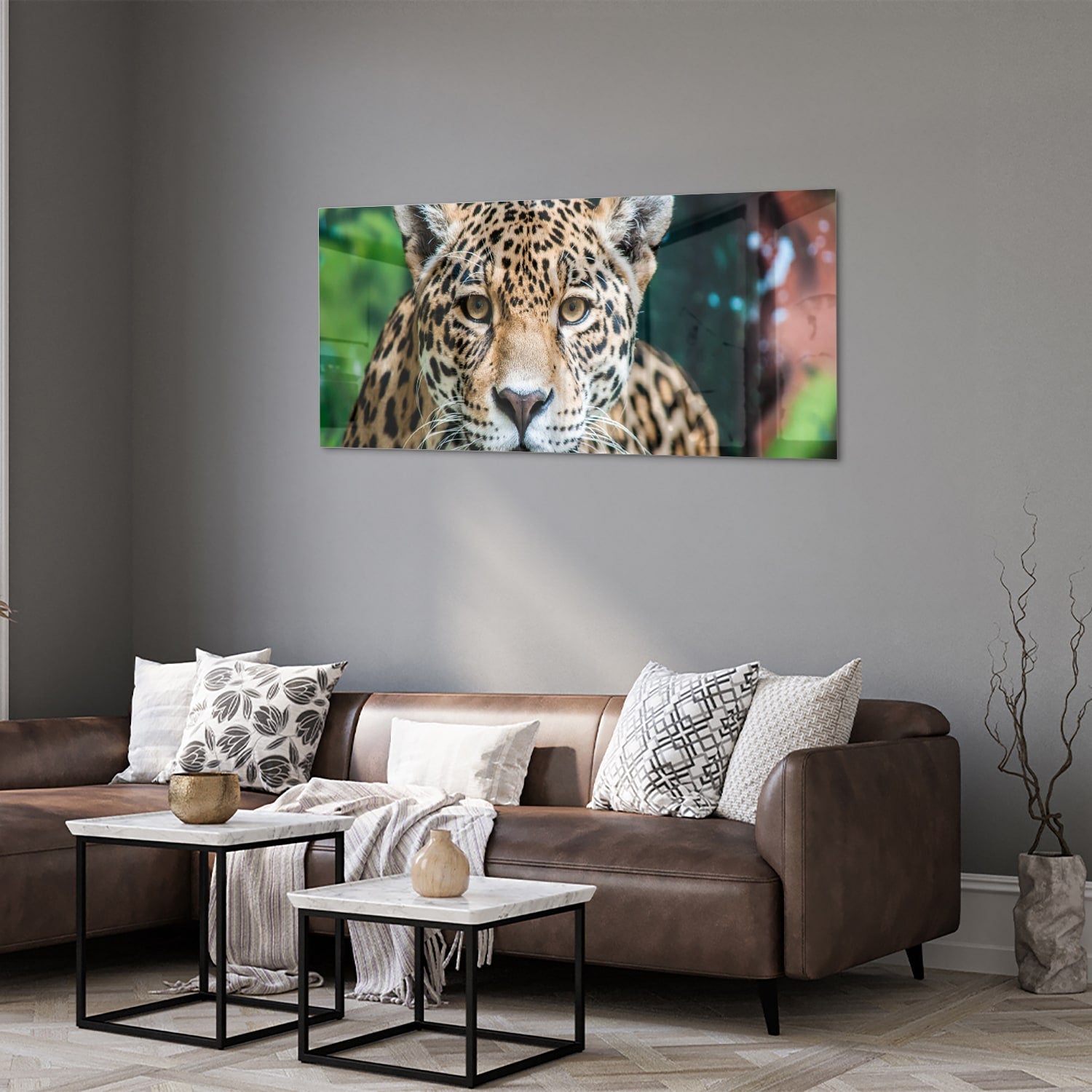 Glazen schilderij van een jaguar dat aan de muur hangt in een moderne woonkamer.