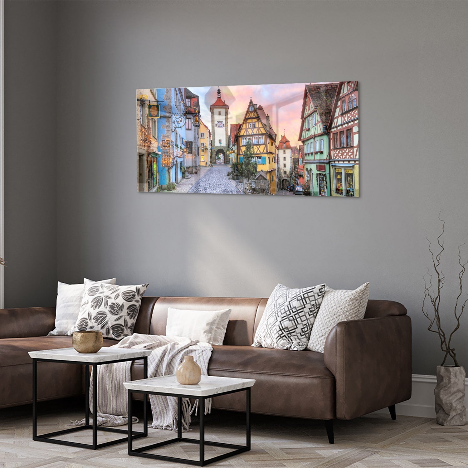 Glazen schilderij van een pittoreske straat met historische gebouwen en pastelkleuren