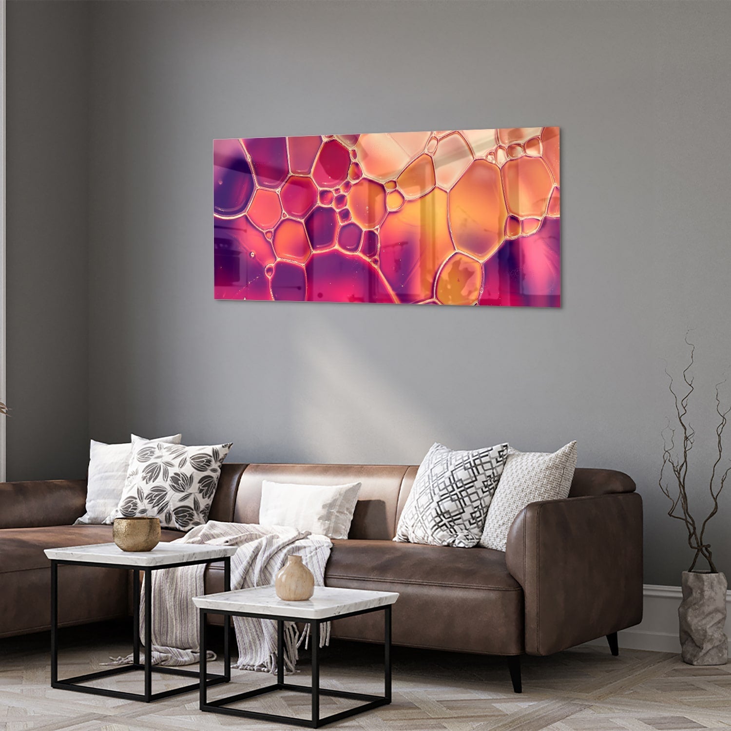 Abstract glazen schilderij met warme tinten in een interieur.