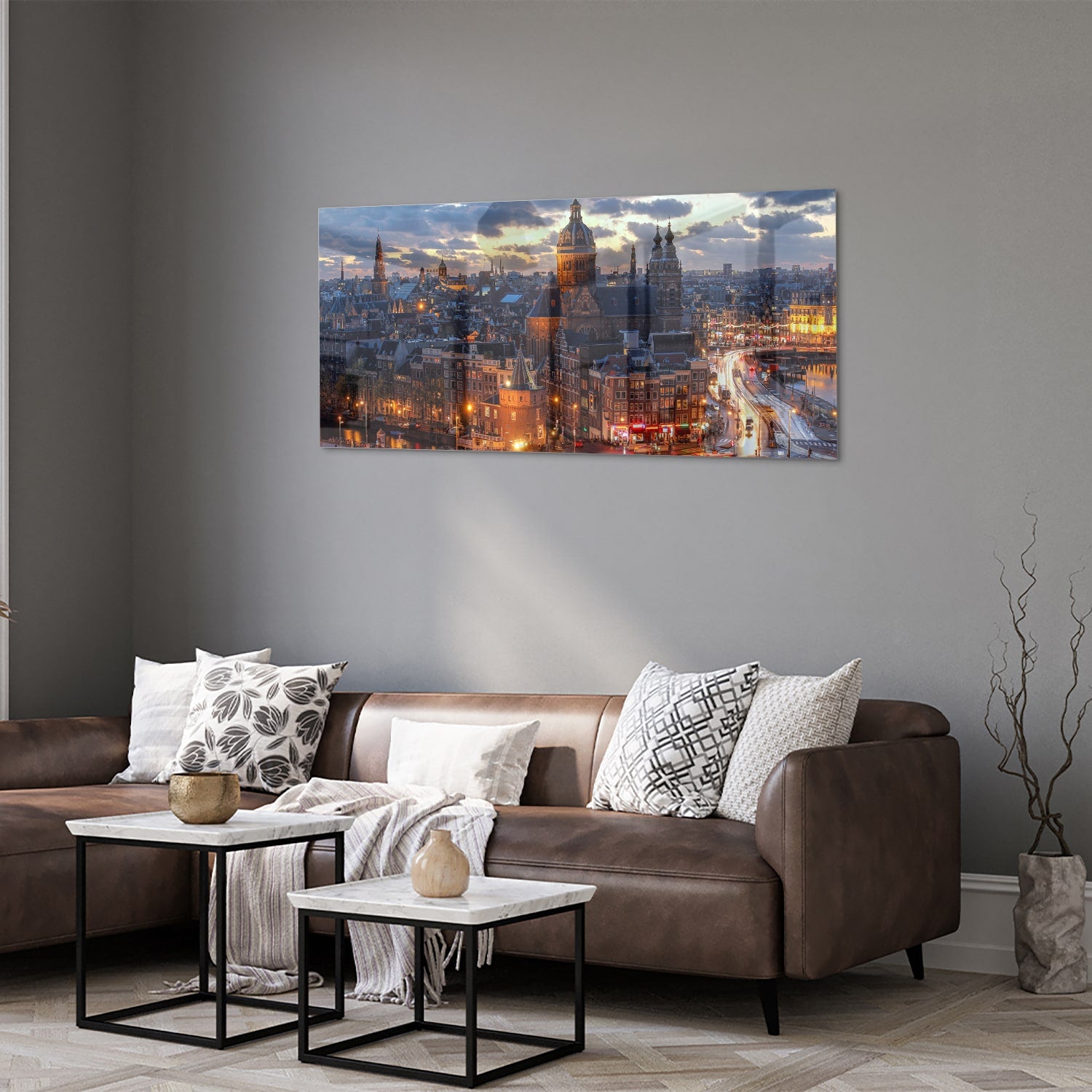 Glazen schilderij van een stedelijk landschap met stadslichten.