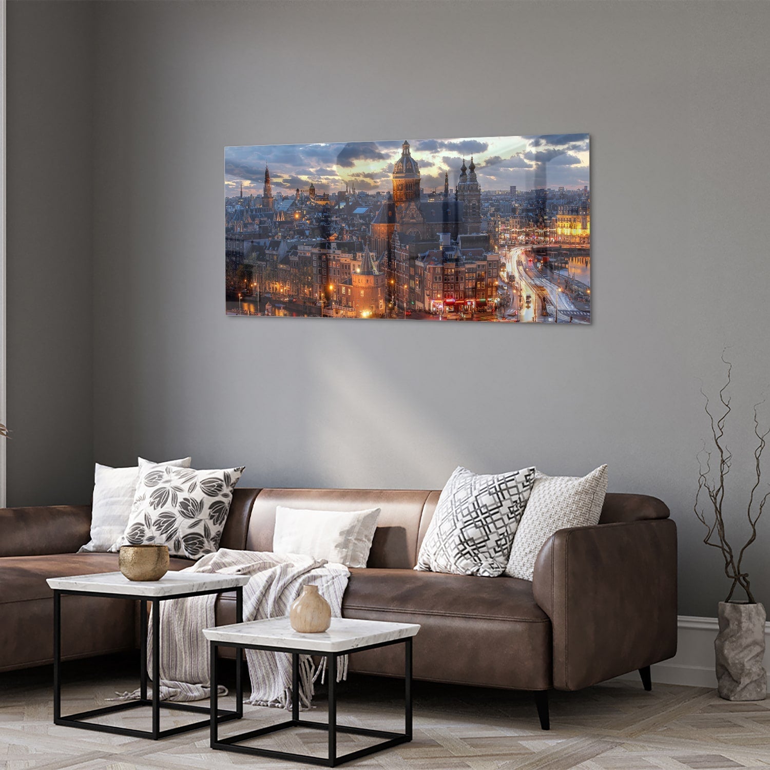 Glazen schilderij van een stedelijk landschap met stadslichten.